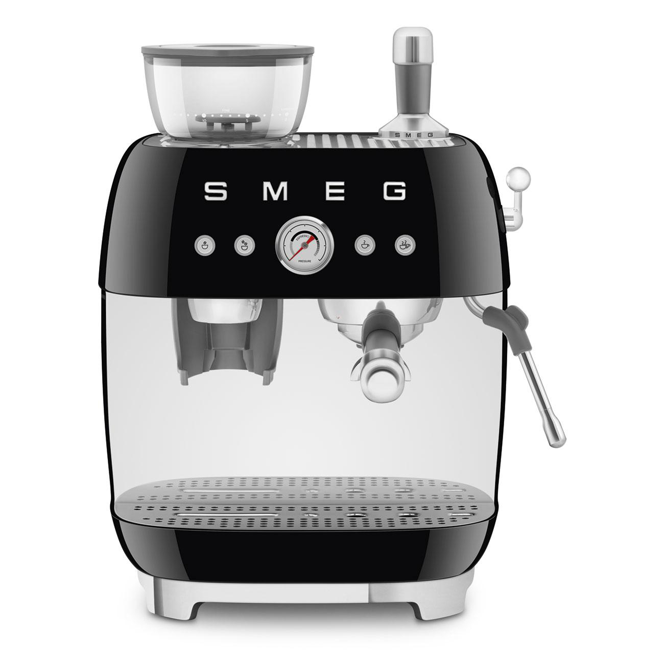 Schwarze und transparente SMEG Espressomaschine mit Glaskaraffe. Weißer Hintergrund.