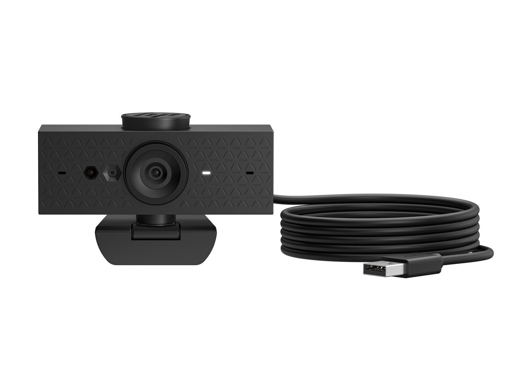 Kablolu ve USB konnektörlü siyah bir web kamerası beyaz bir yüzeyde duruyor.