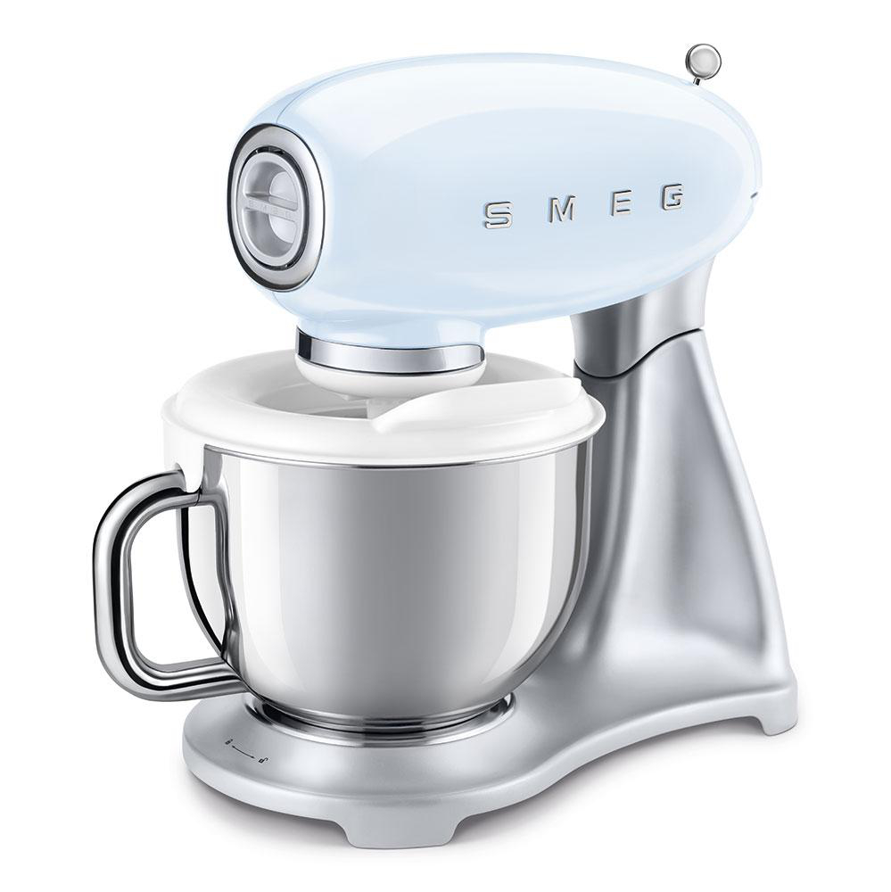 Ein hellblauer Smeg-Küchenmixer mit silberner Schüssel und Sockel, auf weißem Hintergrund.