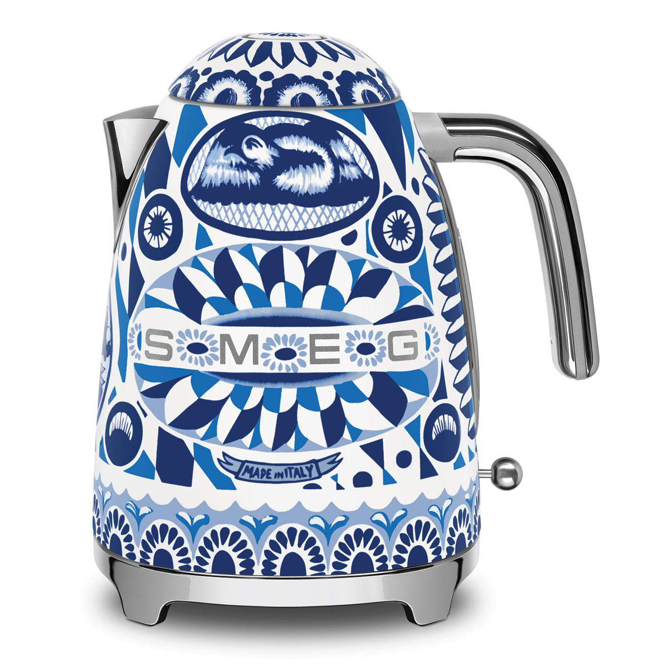 Weiß-blaue elektrische Kaffeekanne mit gemustertem Design und silbernem Griff und Sockel.