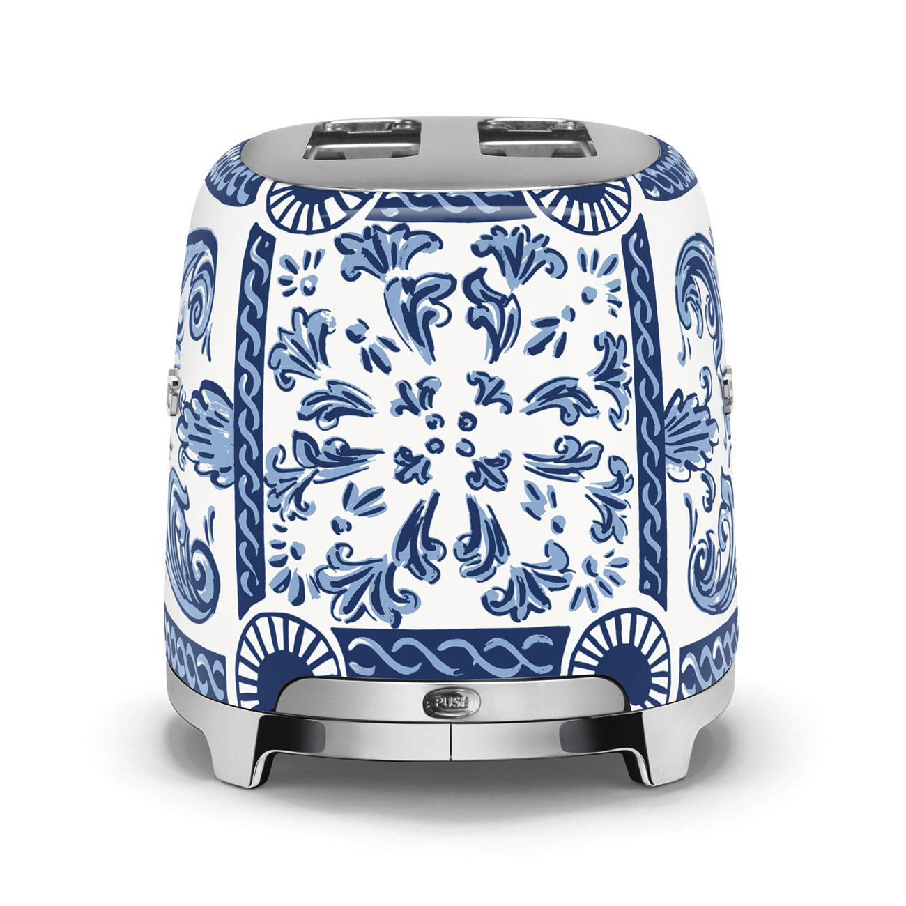 Ein weißer und blau gemusterter Toaster mit klassischem Blumendesign.