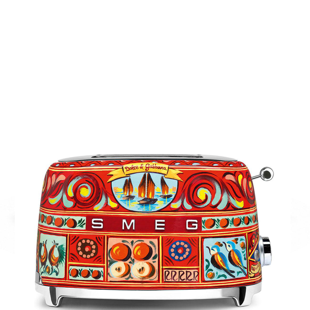 Roter und dekorierter Toaster mit Dolce & Gabbana Design.