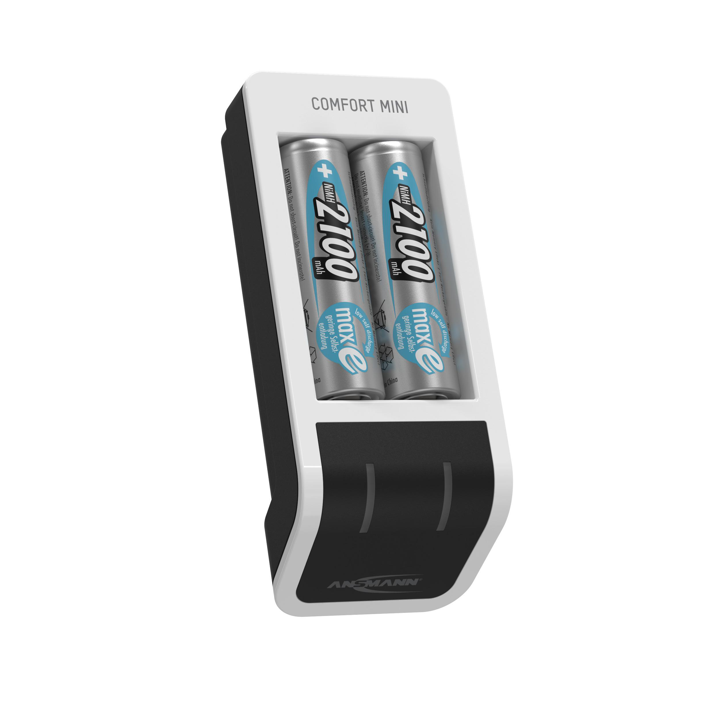Ein Comfort Mini Batterieladegerät mit zwei AA-Batterien im Inneren, vor weißem Hintergrund. Die Batterien sind silbern.