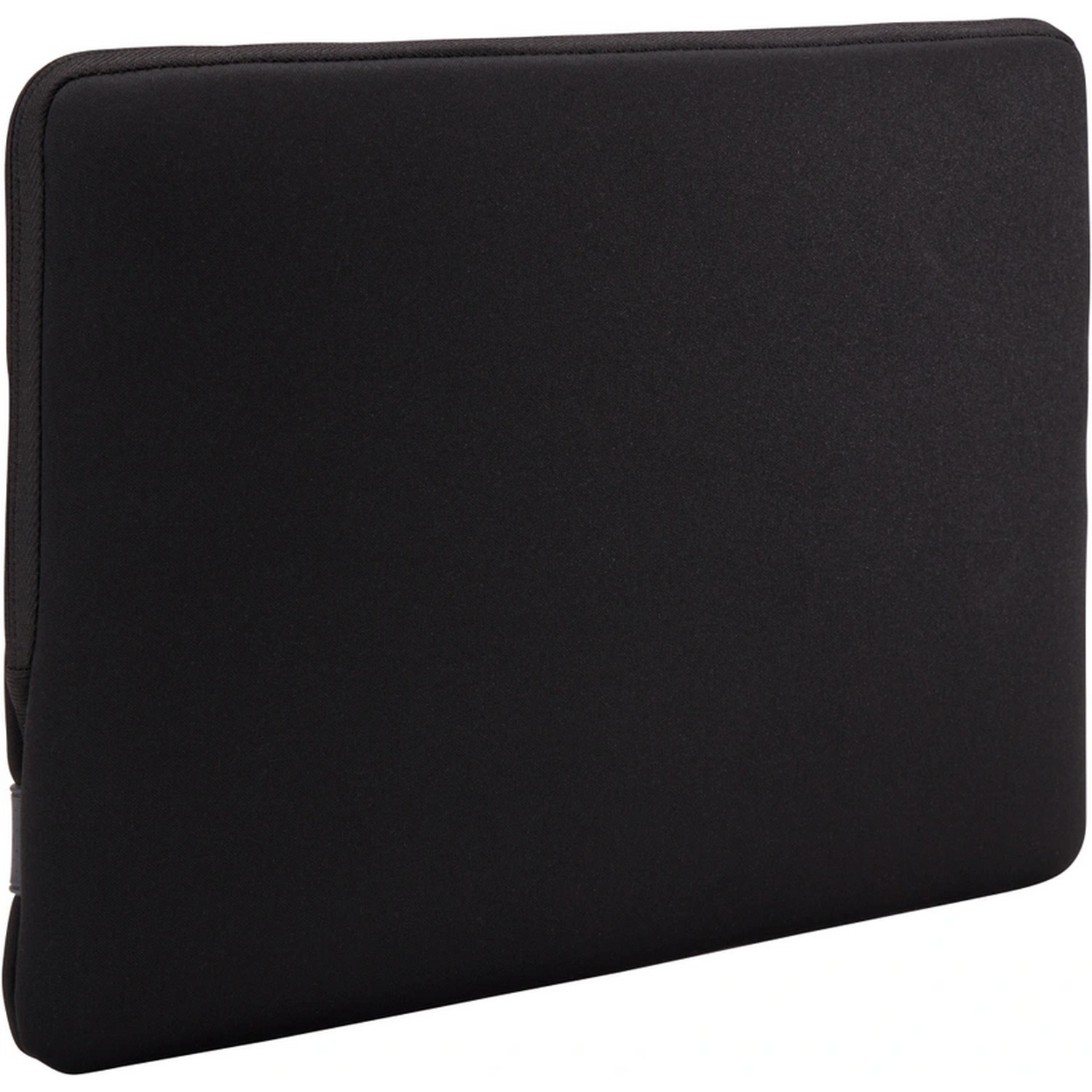 Housse d'ordinateur portable noire. Elle est fermée et a un design simple. Fond blanc.