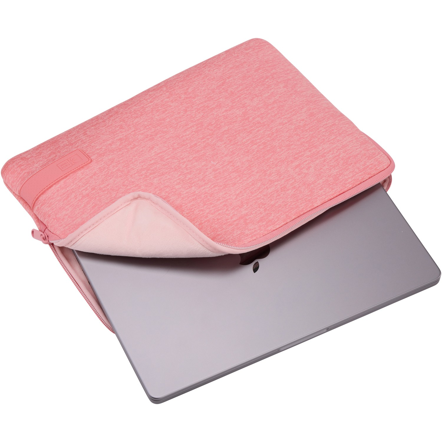 Roze laptoptas met een laptop erin. Ritssluiting en Case logo zichtbaar.