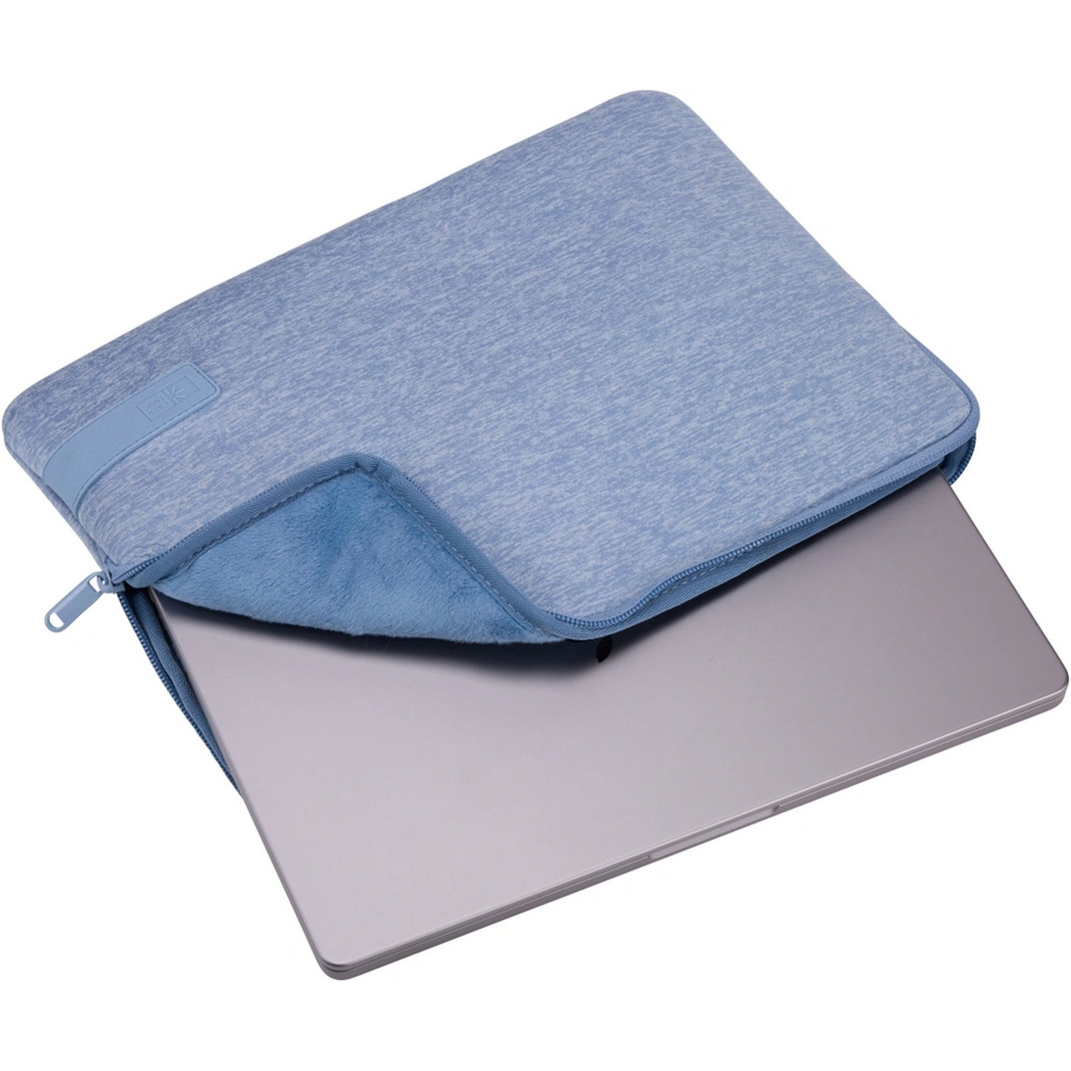 Blauwe laptoptas met een laptop erin. Rits en merklabel zijn zichtbaar. Witte achtergrond.