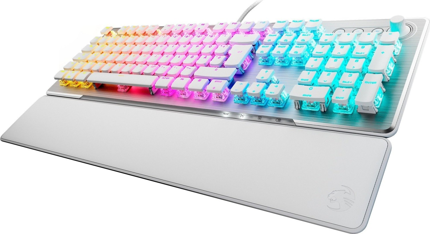 Weiße Tastatur mit RGB-Beleuchtung und Handgelenkauflage auf weißer Oberfläche.