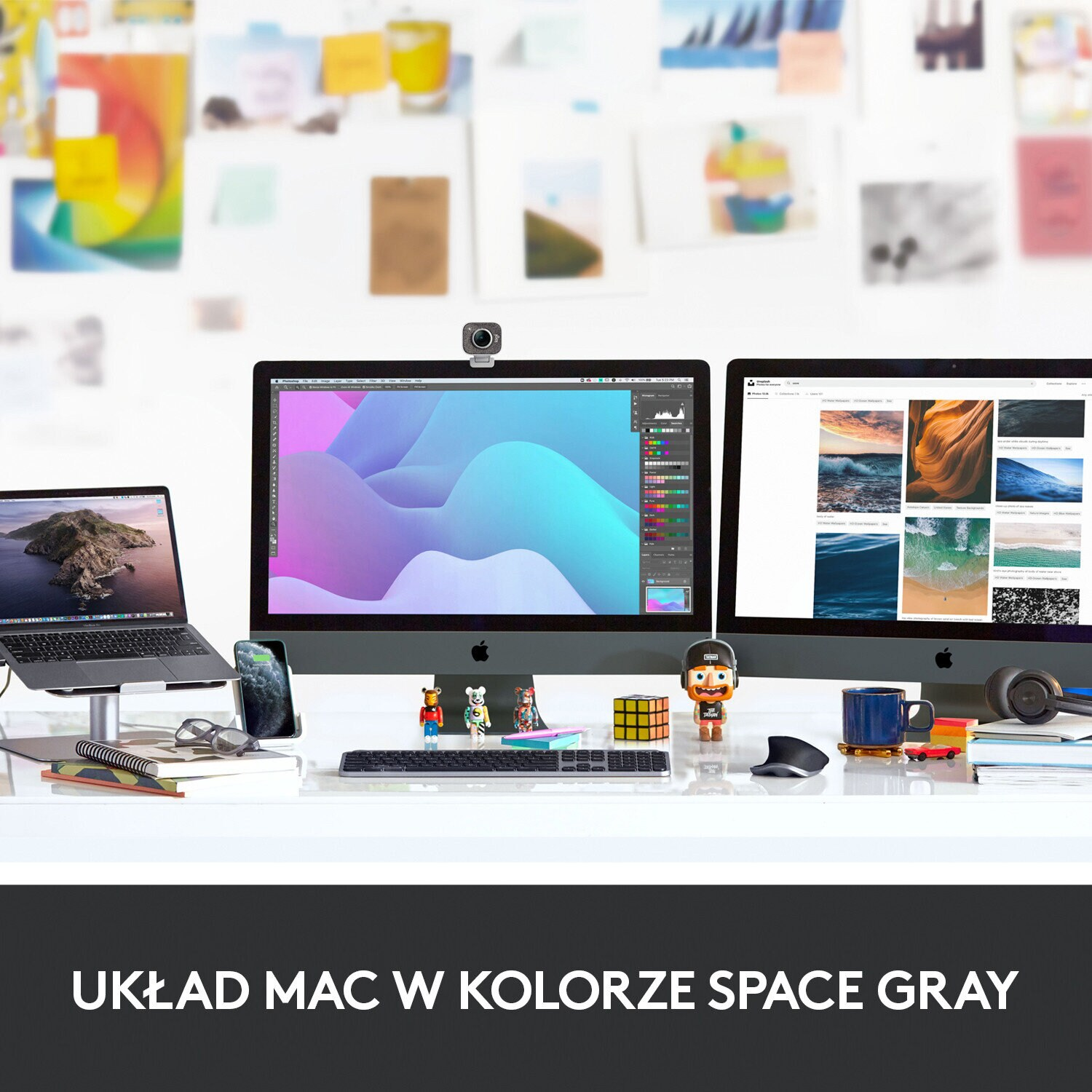 Miejsce pracy z dwoma monitorami, laptopem i akcesoriami. Tekst: KONFIGURACJA MAC W KOLORZE SPACE GRAY.