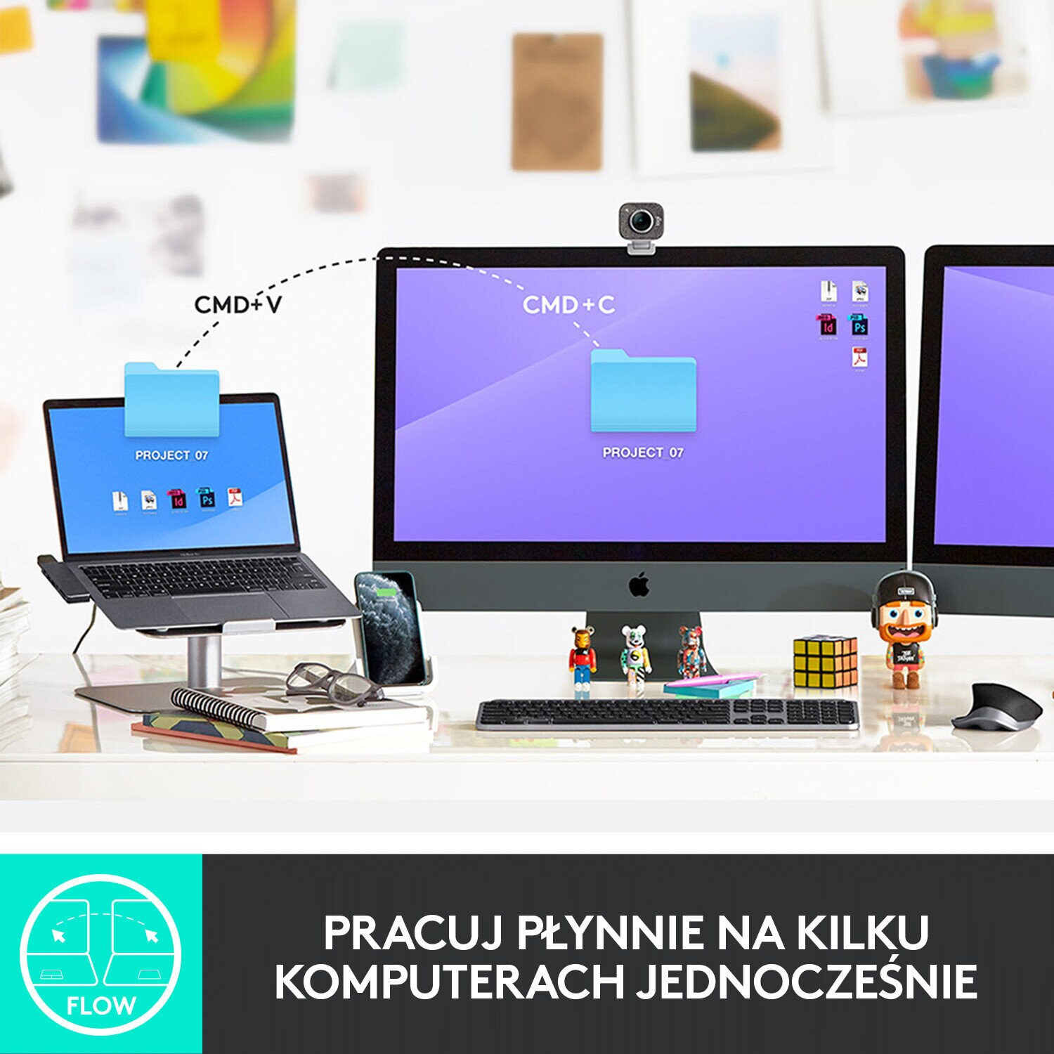 Stanowisko pracy z laptopem, monitorem i urządzeniami peryferyjnymi, pokazujące transfer plików.