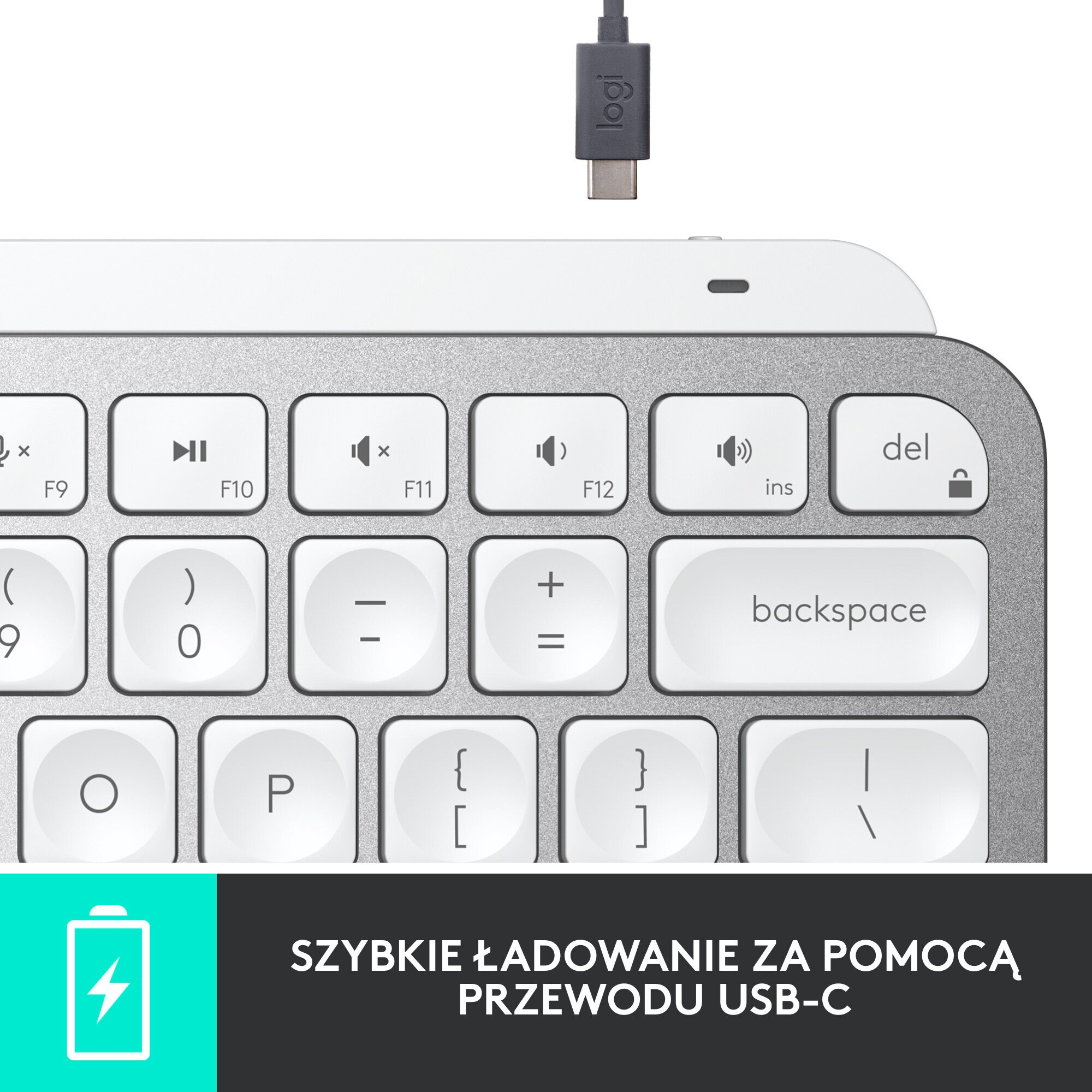 Biała klawiatura z podłączonym kablem USB-C. Backspace i klawisze funkcyjne.
