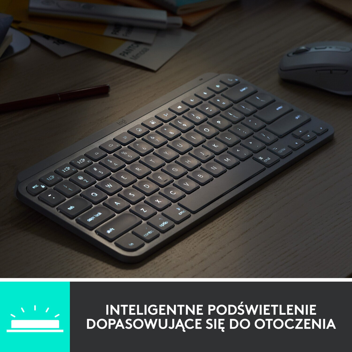 Klawiatura z podświetleniem na drewnianej powierzchni.
