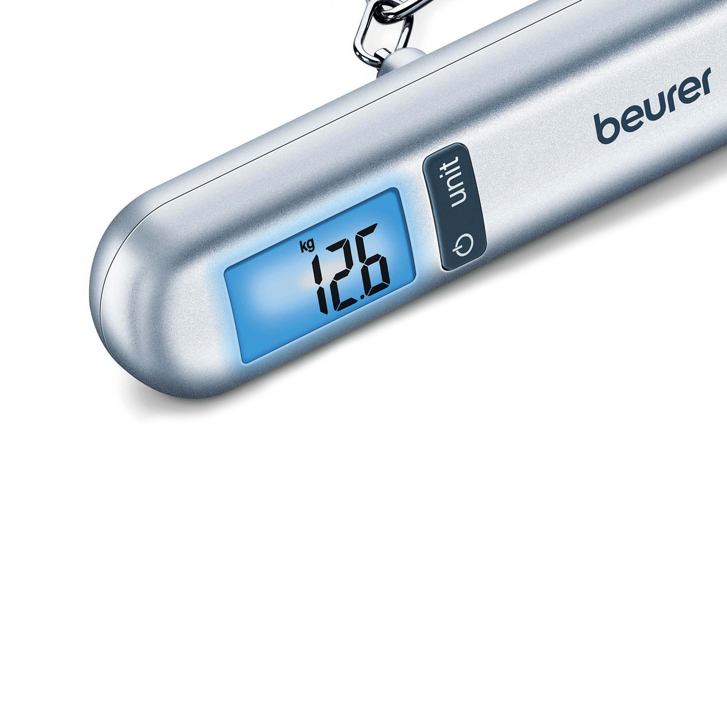 Egy ezüst digitális poggyászmérleg kék megvilágítású kijelzővel, 12,6 kg-ot mutatva.