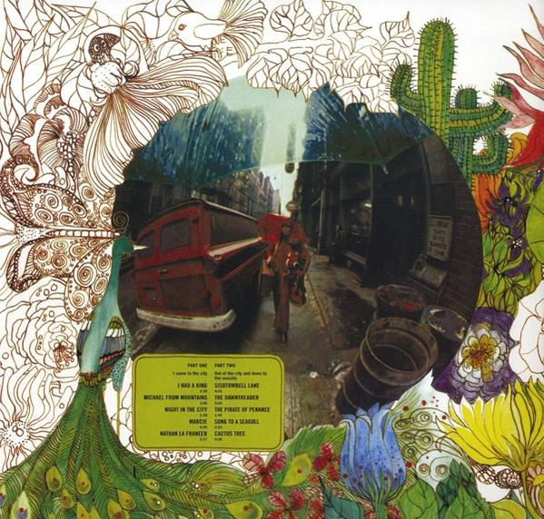 Albumcover mit einer Straßenszene in einem Kreis. Verziert mit Blumen und Tieren. Text unten.