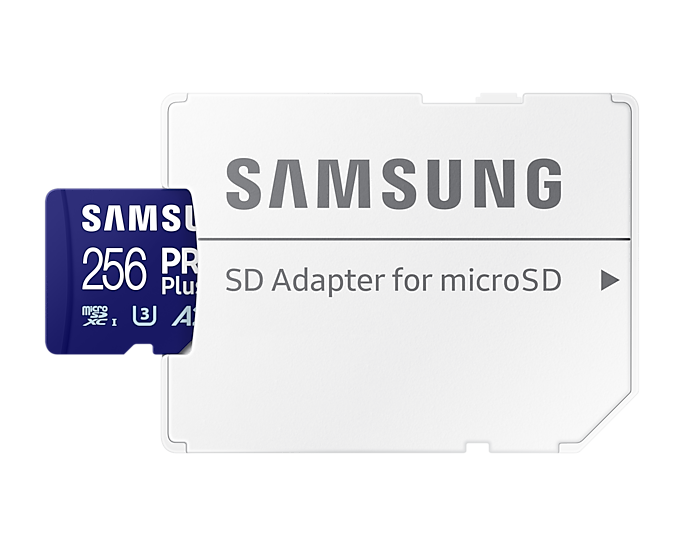 Egy kék microSD kártya egy fehér SD adapter mellett, a Samsung márkanévvel láthatóan.