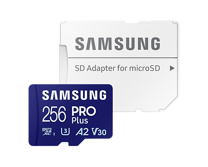 Egy Samsung MicroSD kártya egy adapterrel. A kártya kék, fehér szöveggel, az adapter pedig fehér.