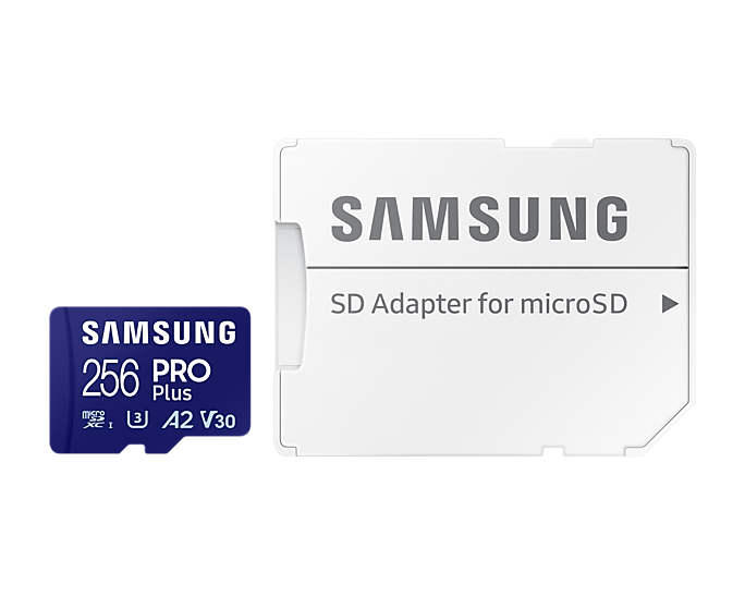 Kék Samsung microSD kártya egy fehér Samsung SD adapter mellett, fehér háttéren.