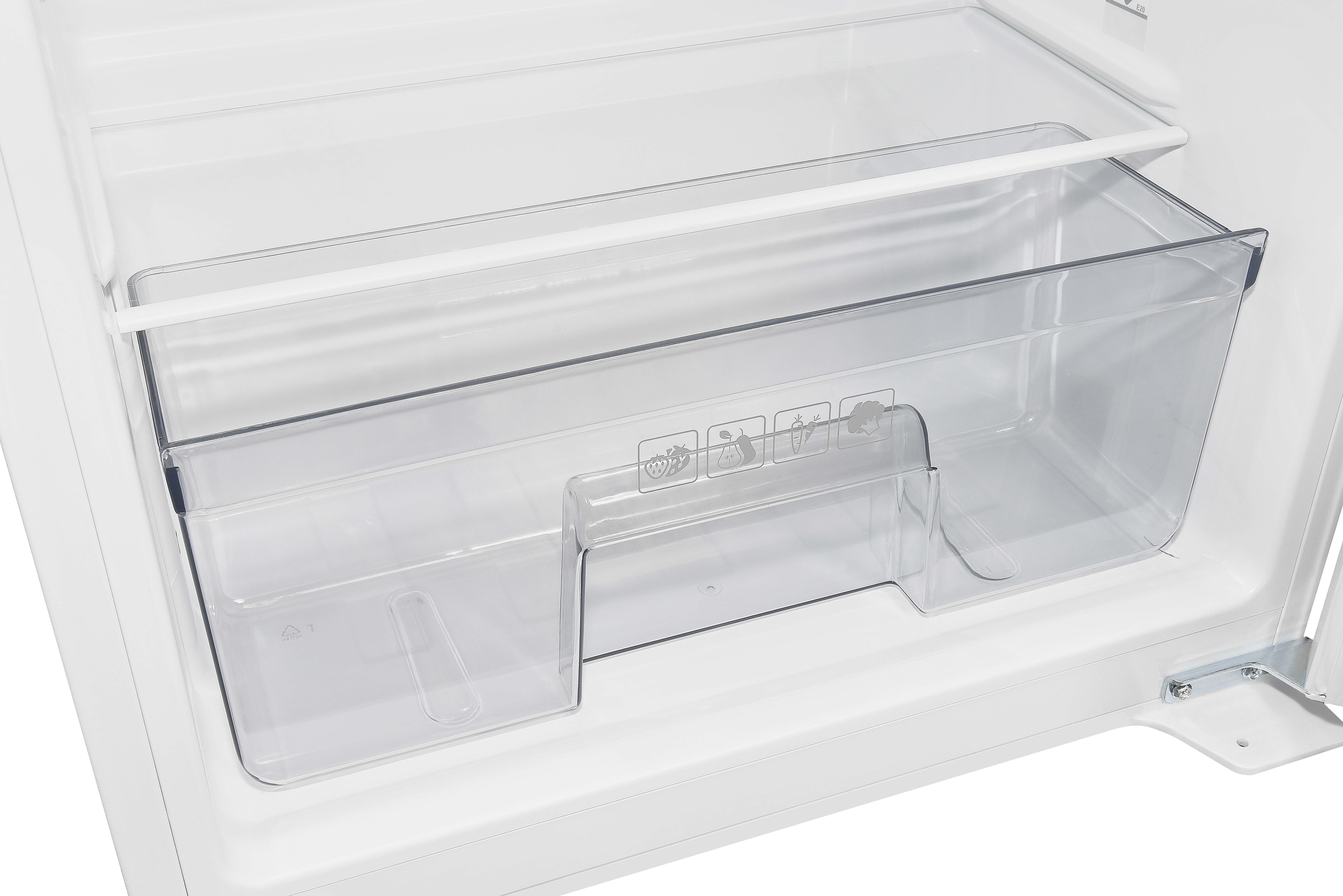Ein offener Kühlschrank mit einer transparenten Schublade darin.