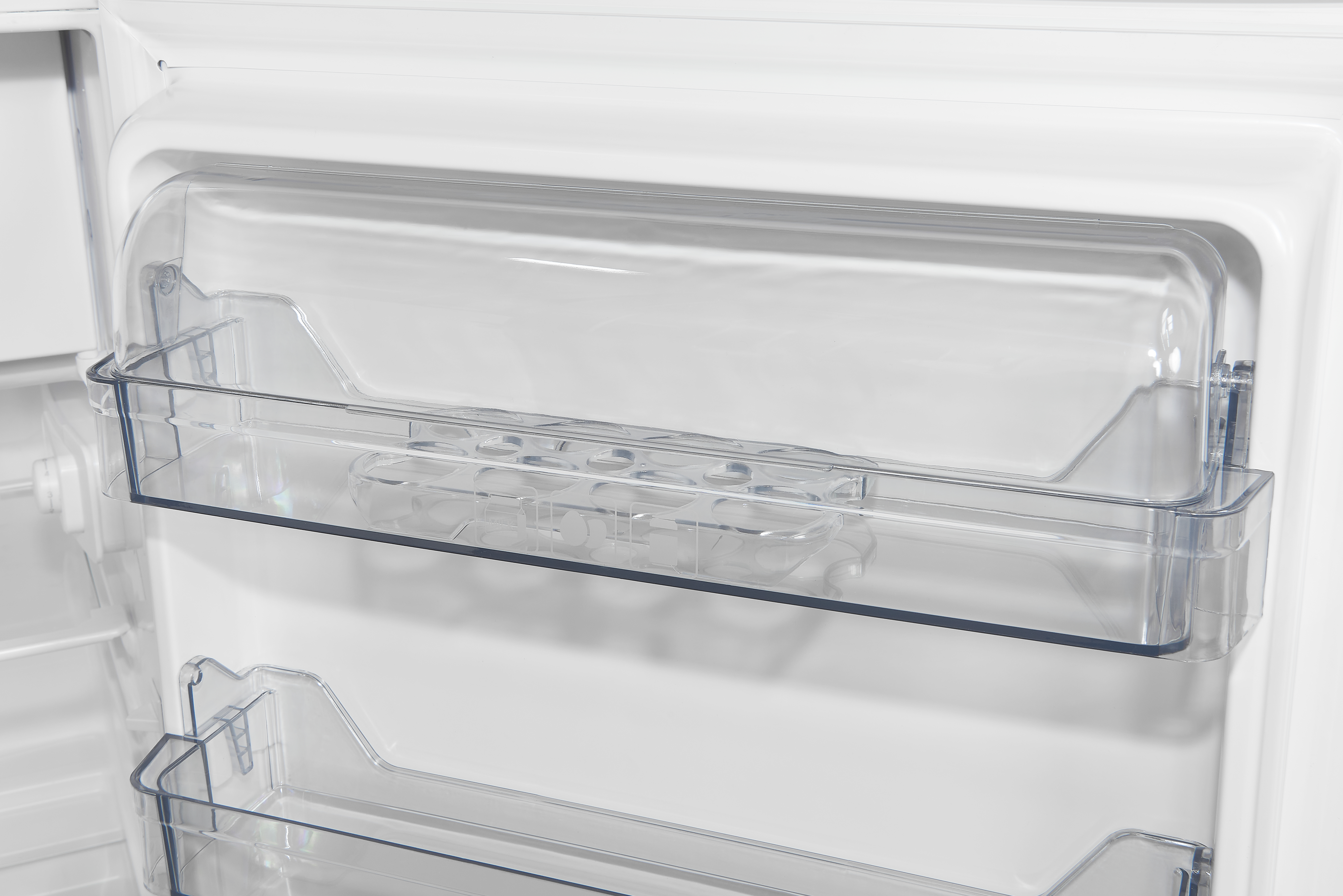 Kühlschrankinnenraum: transparente Regale mit Gegenständen, weißes Innere, Eierhalter.