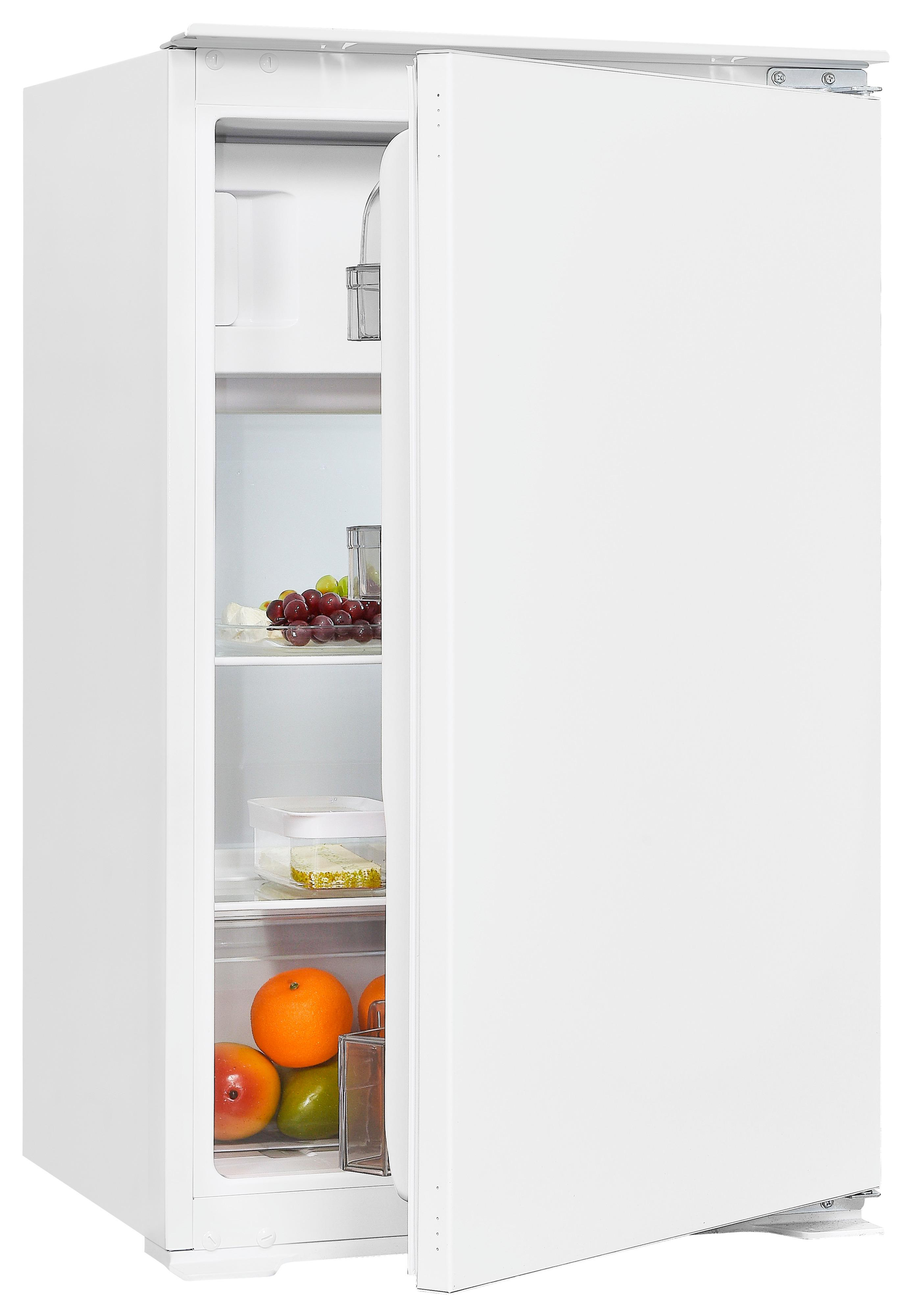 Ein weißer Kühlschrank mit halb geöffneter Tür, zeigt Regale mit Obst und Lebensmitteln.