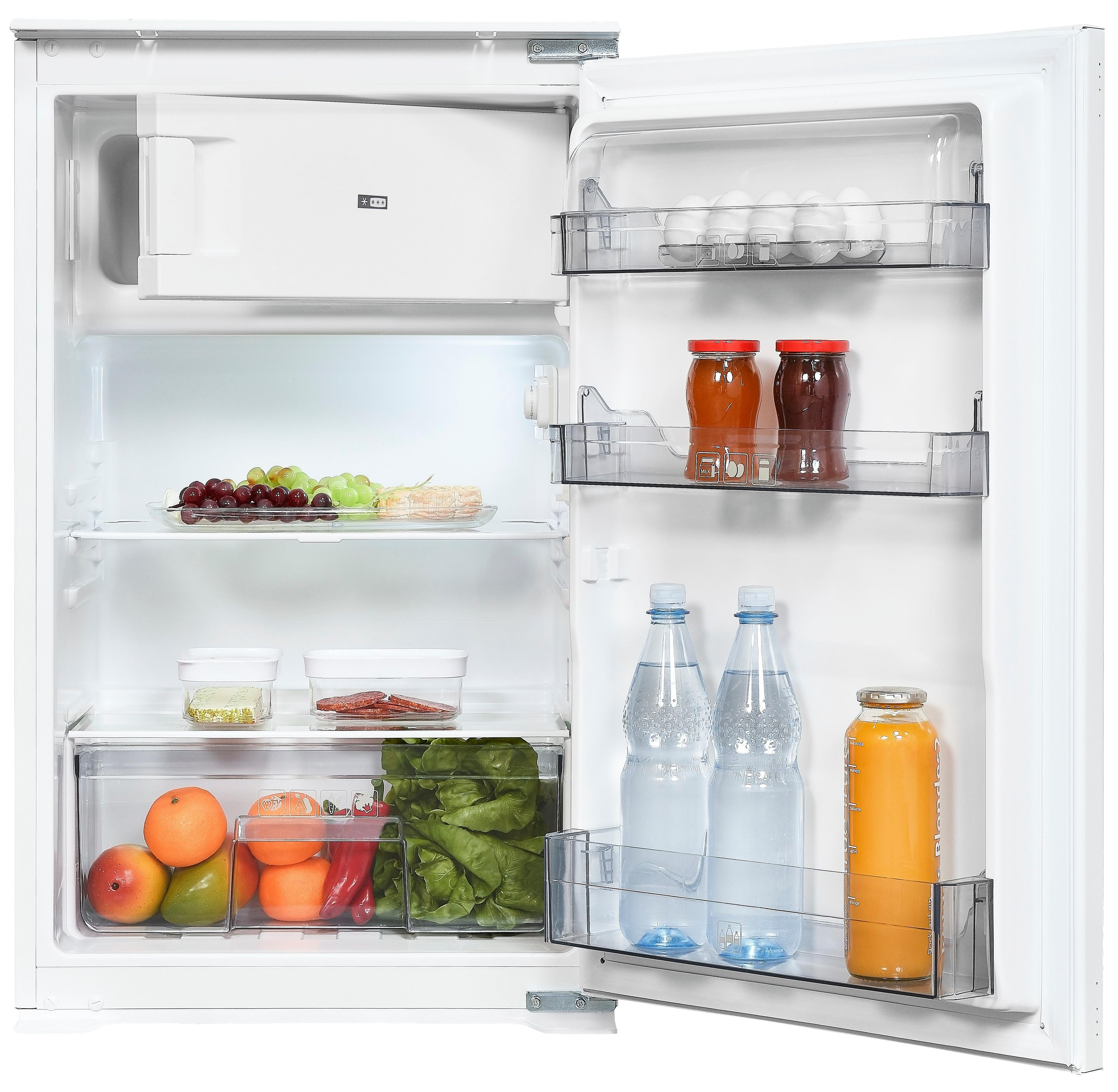 Offener Kühlschrank mit Essen. Obst, Gemüse, Gläser, Flaschen. Weißes Innere.