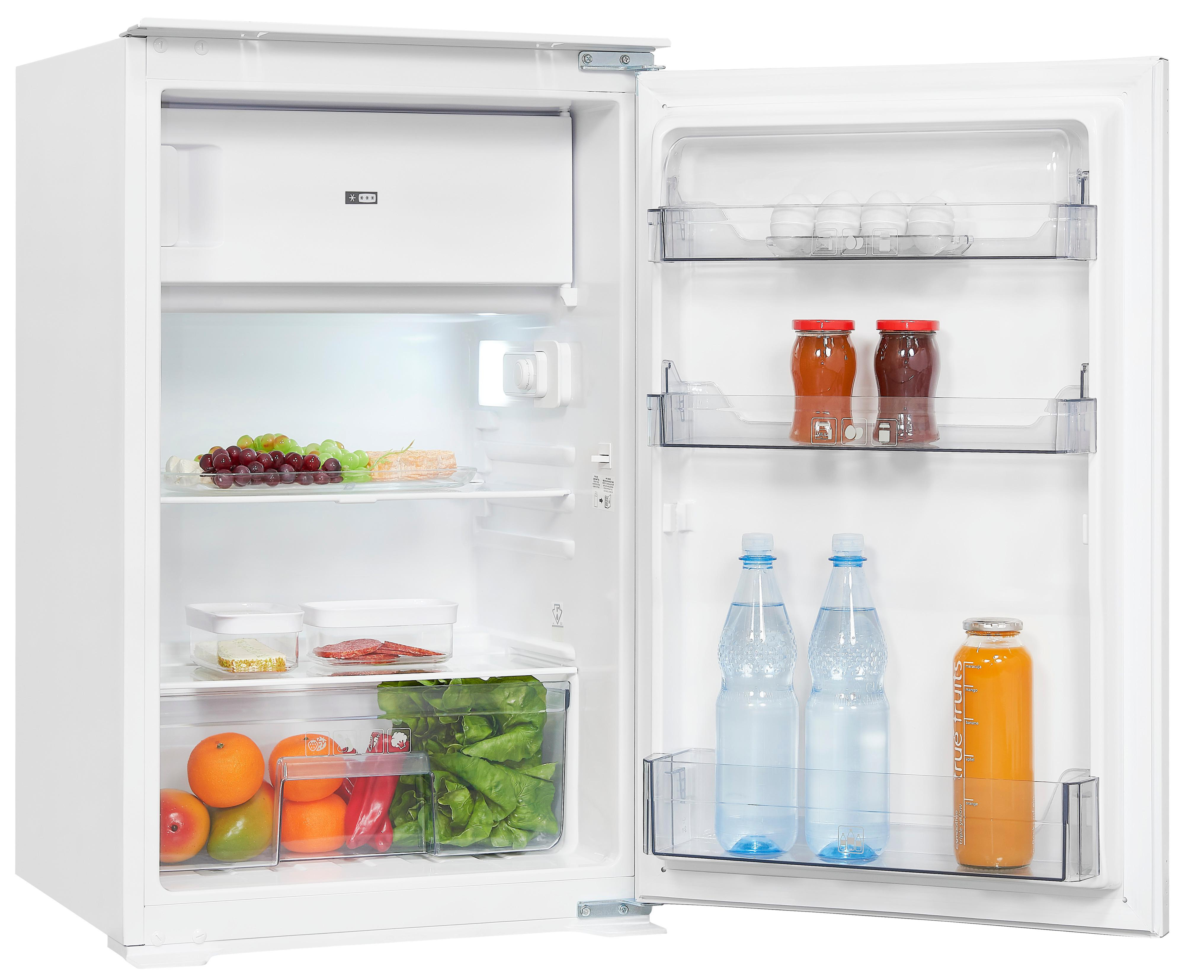 Weißer Kühlschrank, offene Tür, Früchte, Gemüse, Flaschen und Gläser innen, klare Regale.