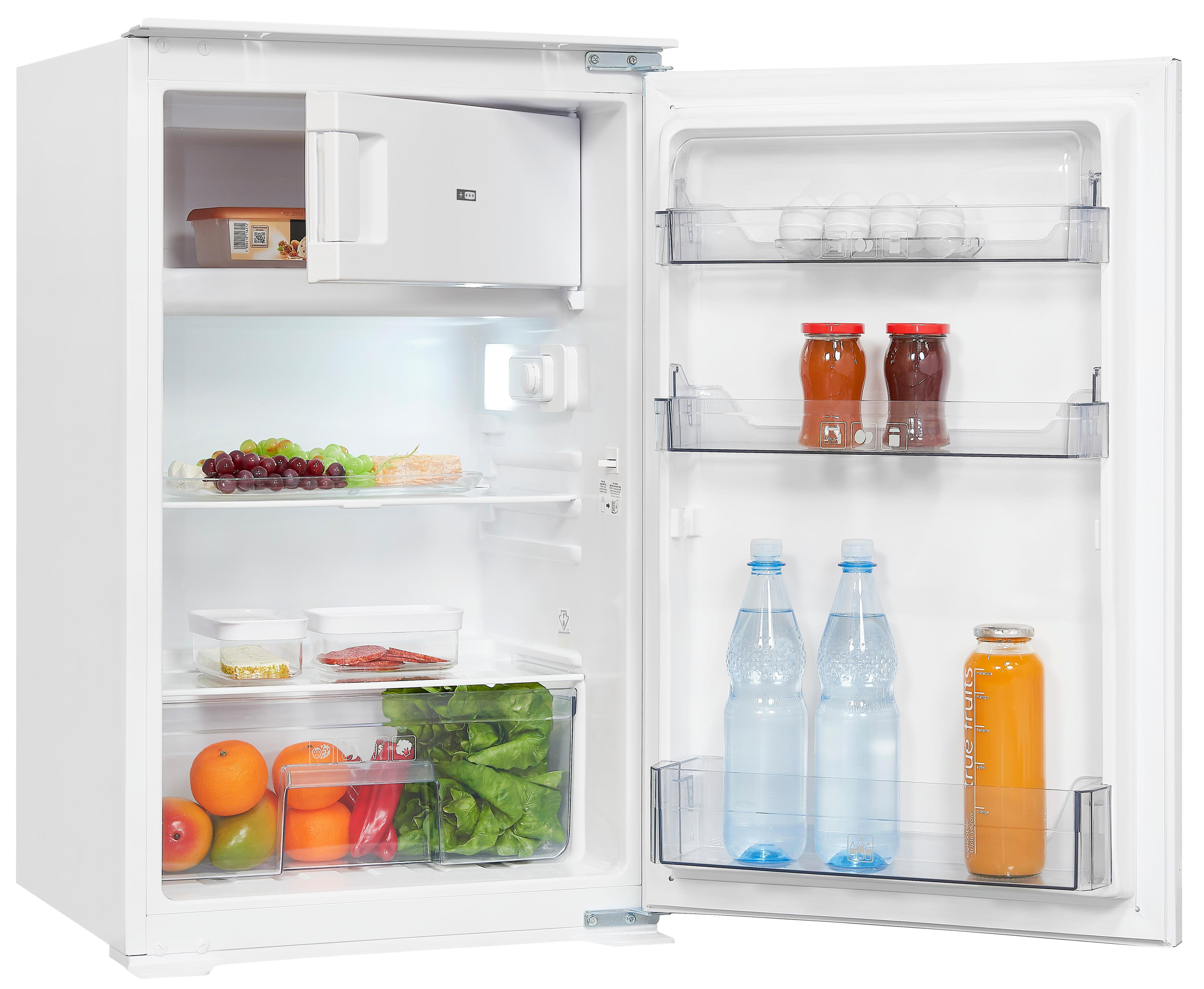 Offener weißer Kühlschrank mit Lebensmitteln. Enthält Früchte, Gläser und Flaschen.