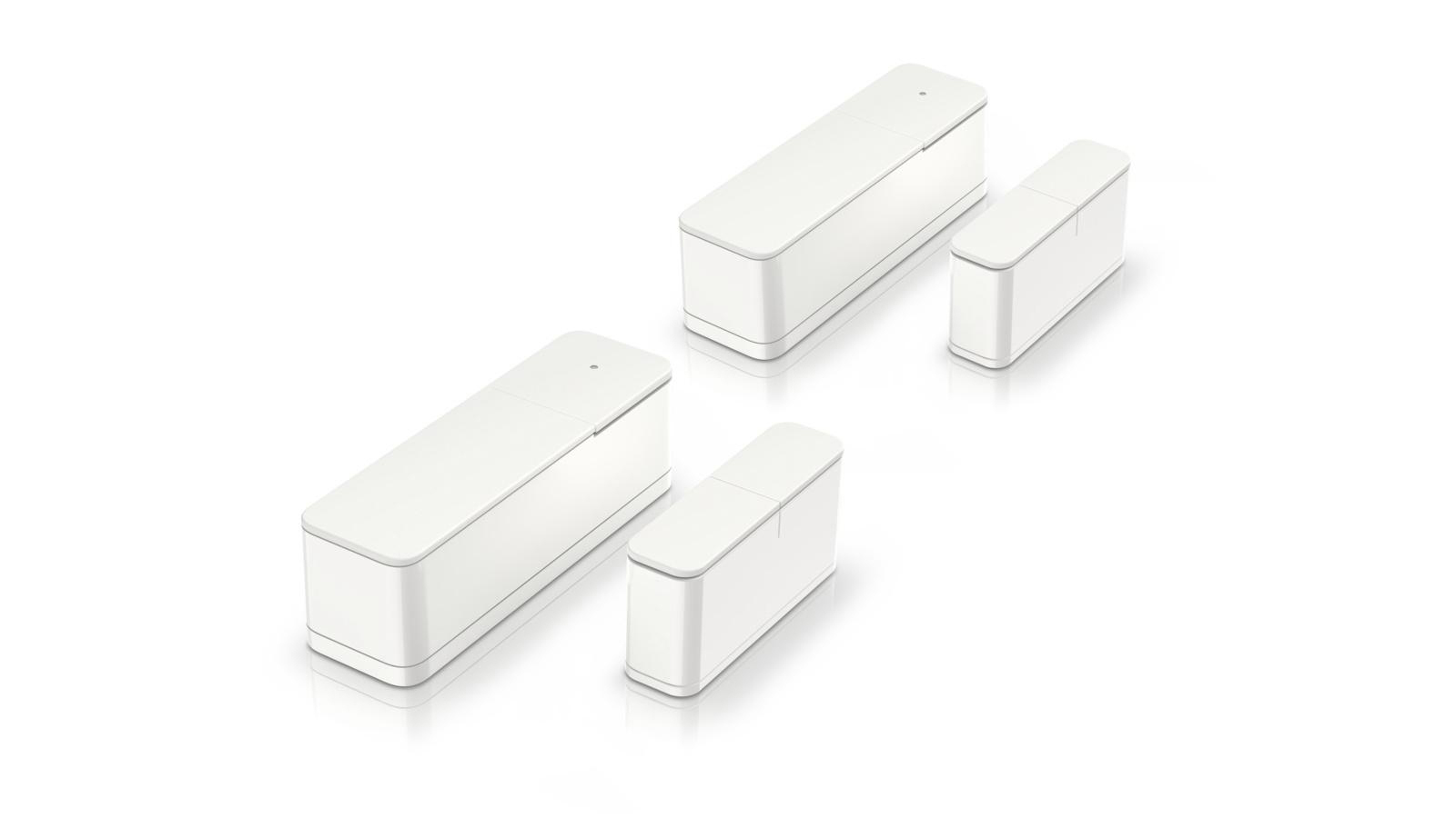 Vier weiße Aufbewahrungsbehälter, unterschiedliche Größen. Sie haben eine rechteckige Form und einen Deckel.