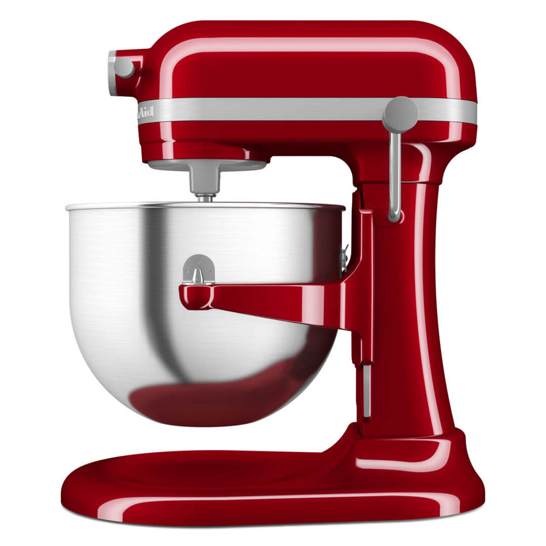 Piros KitchenAid robotgép rozsdamentes acél táljával és króm részletekkel, fehér háttérrel.