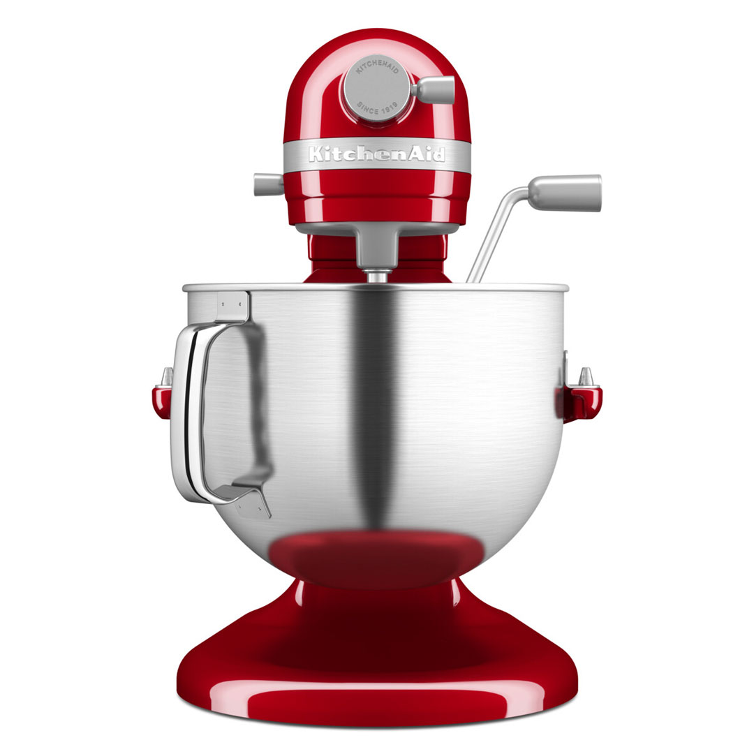 Egy piros KitchenAid robotgép rozsdamentes acél tálal, elölnézet.