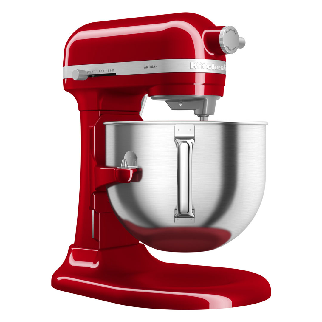 Piros KitchenAid Artisan robotgép. Ezüst tál. Fehér háttér. Konyhai készülék.