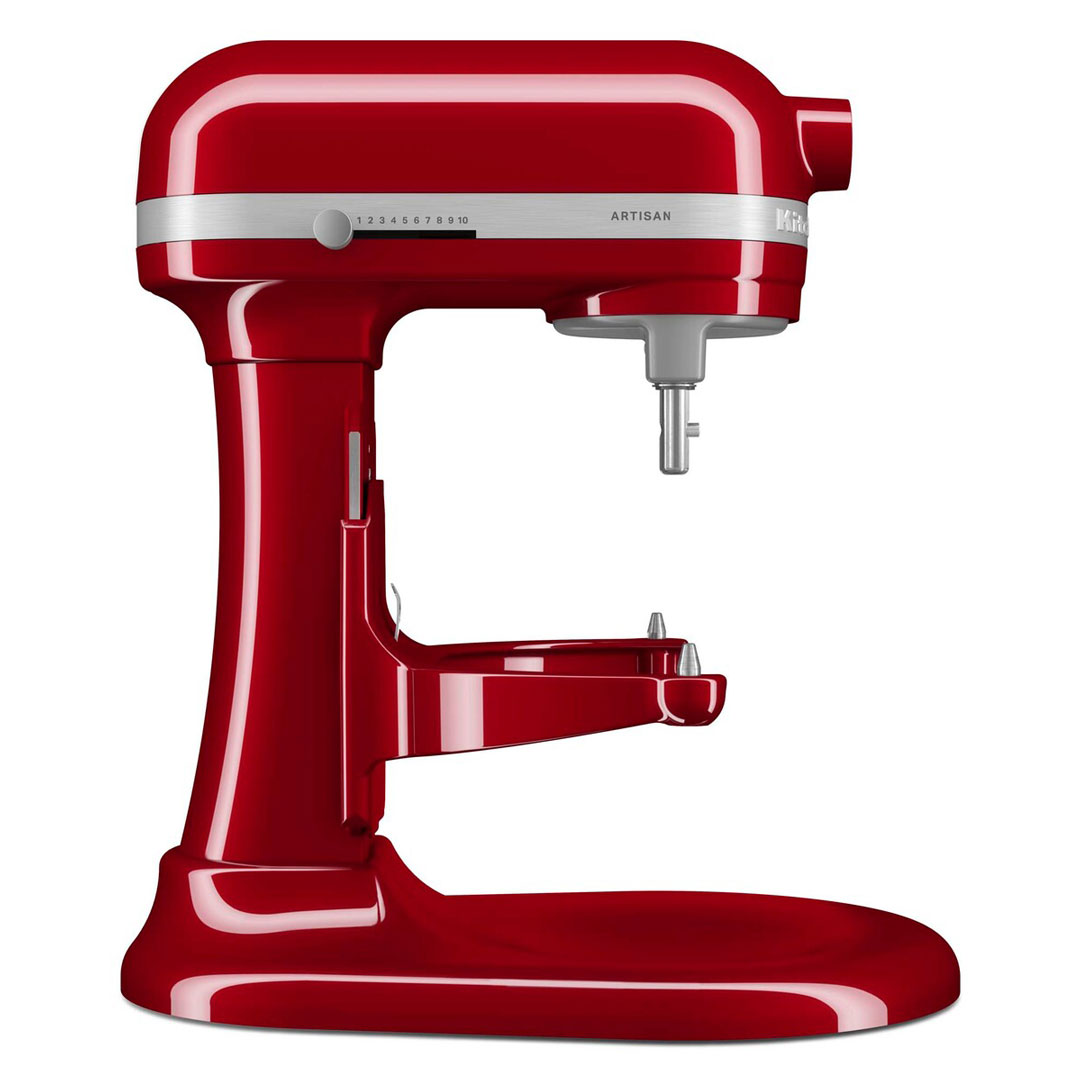 Piros KitchenAid robotgép ezüst tárcsával és tartozékokkal.