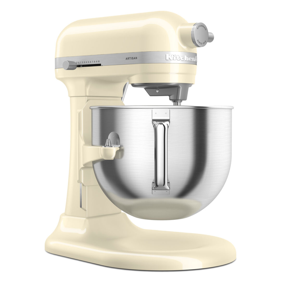 Krémszínű robotgép egy tálban. KitchenAid márka.