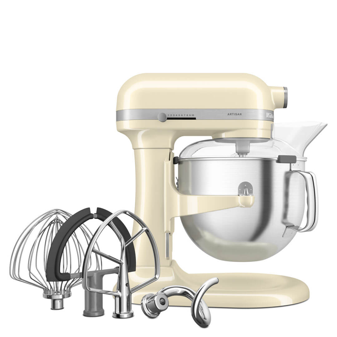 Egy bézs KitchenAid robotgép tartozékokkal egy fehér felületen.