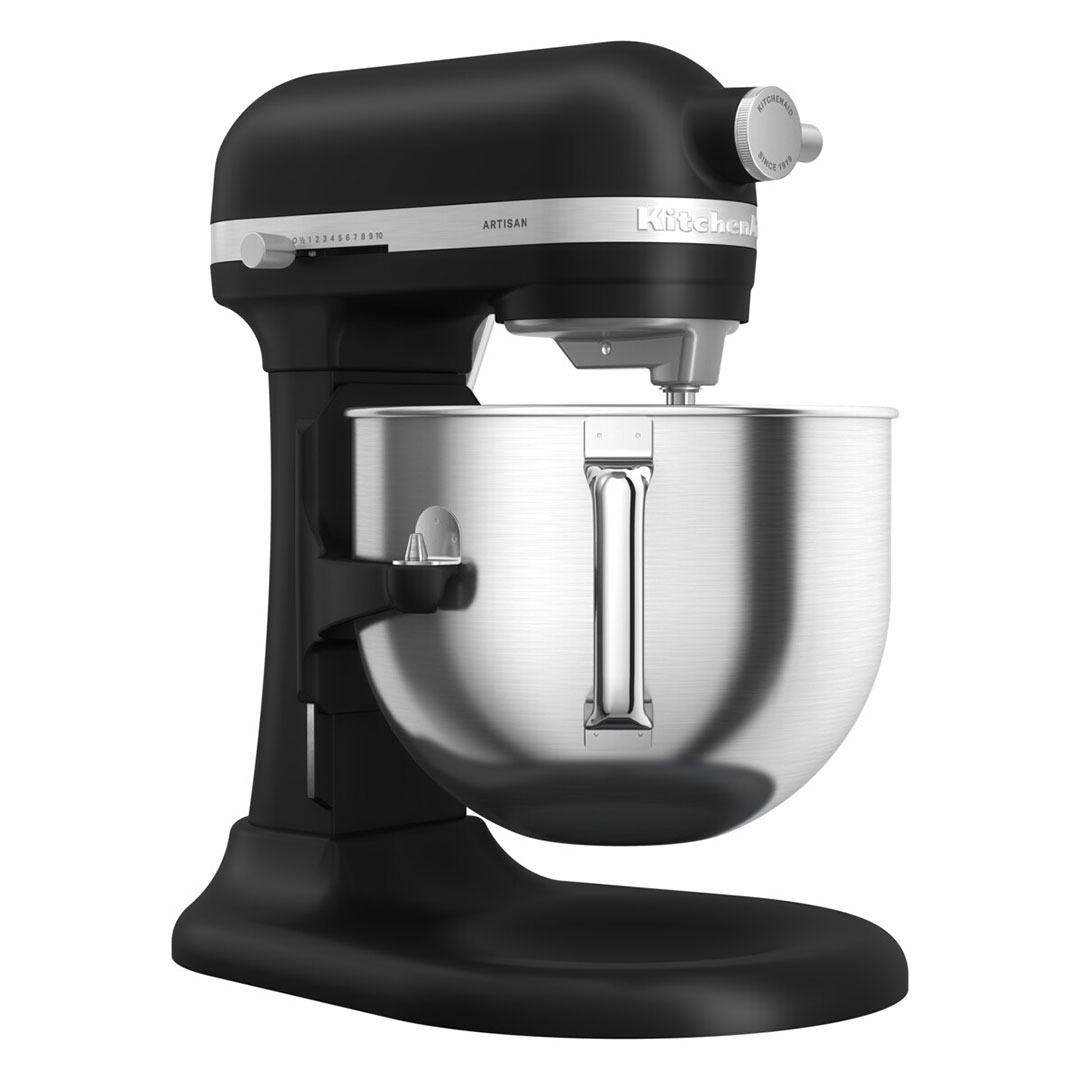 Fekete KitchenAid állványos mixer rozsdamentes acél tálban. Fehér háttéren van. A mixer ki van kapcsolva.