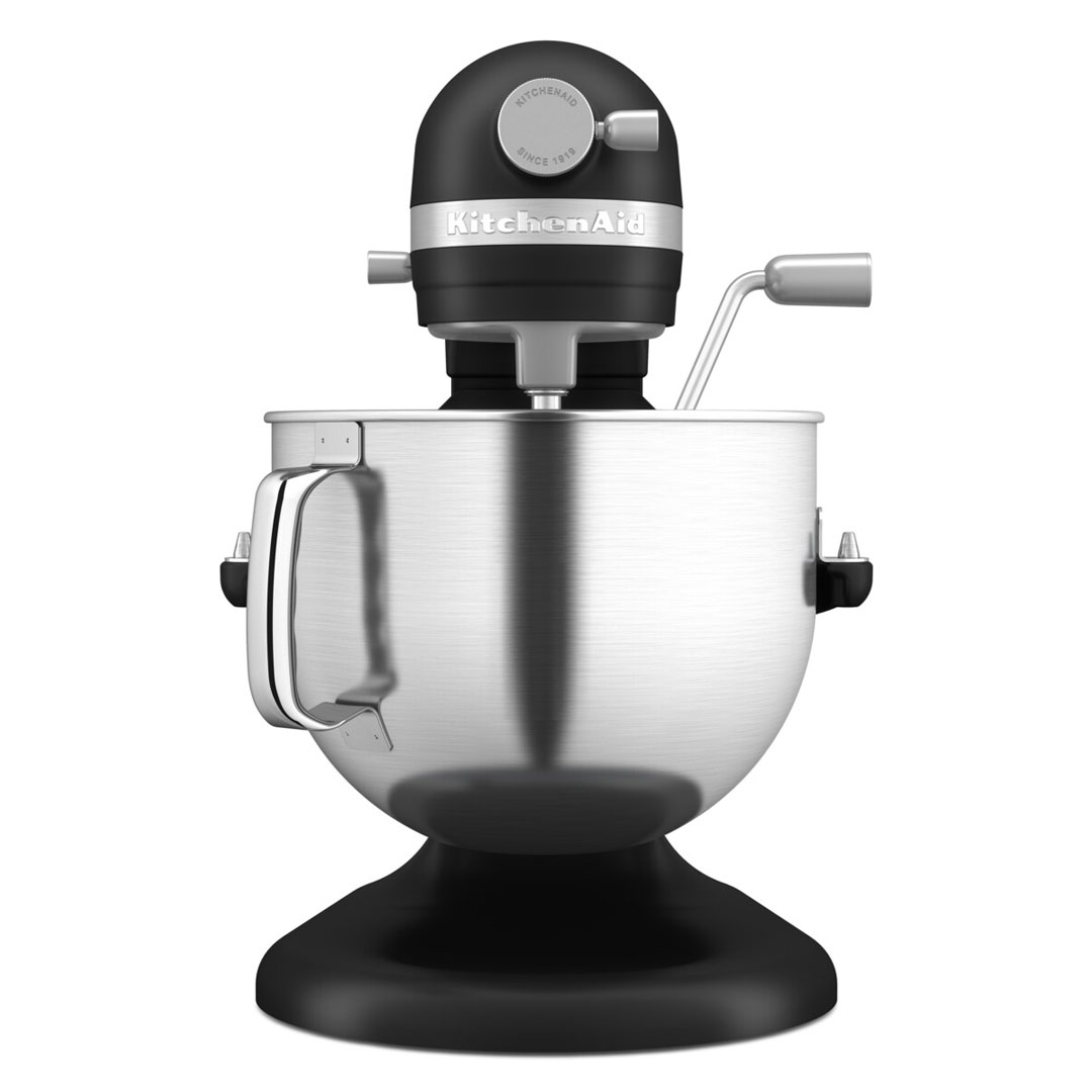 Fekete KitchenAid állványos mixer, rozsdamentes acél tál, fekete alap.