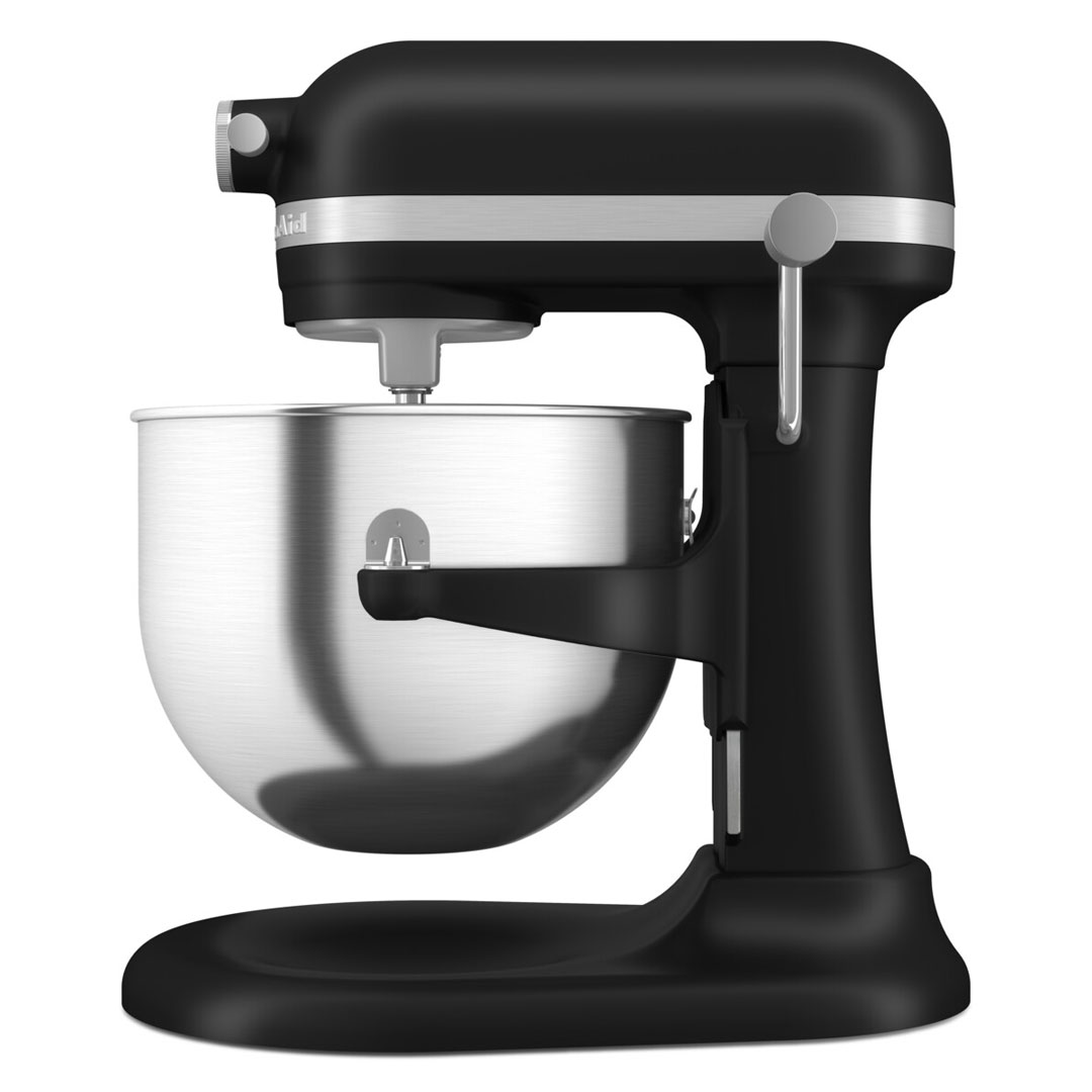 Egy fekete KitchenAid állványos mixer ezüst tálal.