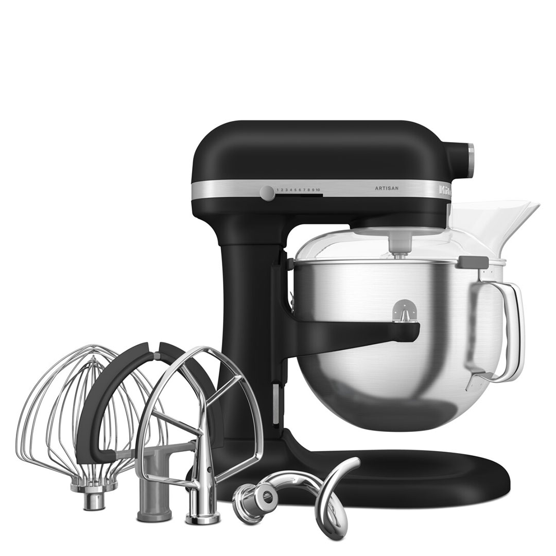 Fekete KitchenAid robotgép tartozékokkal, fehér alapon.