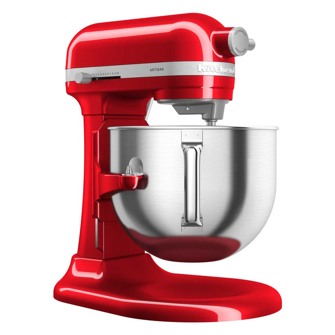 Egy élénkpiros KitchenAid robotgép rozsdamentes acél tálal, fehér háttérrel.
