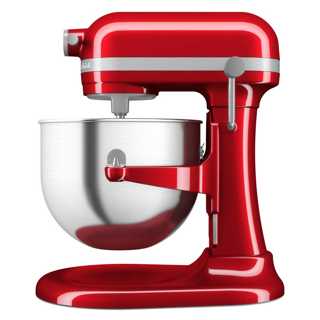 Piros KitchenAid robotgép fehér háttéren. Fényes, rozsdamentes acél tál.