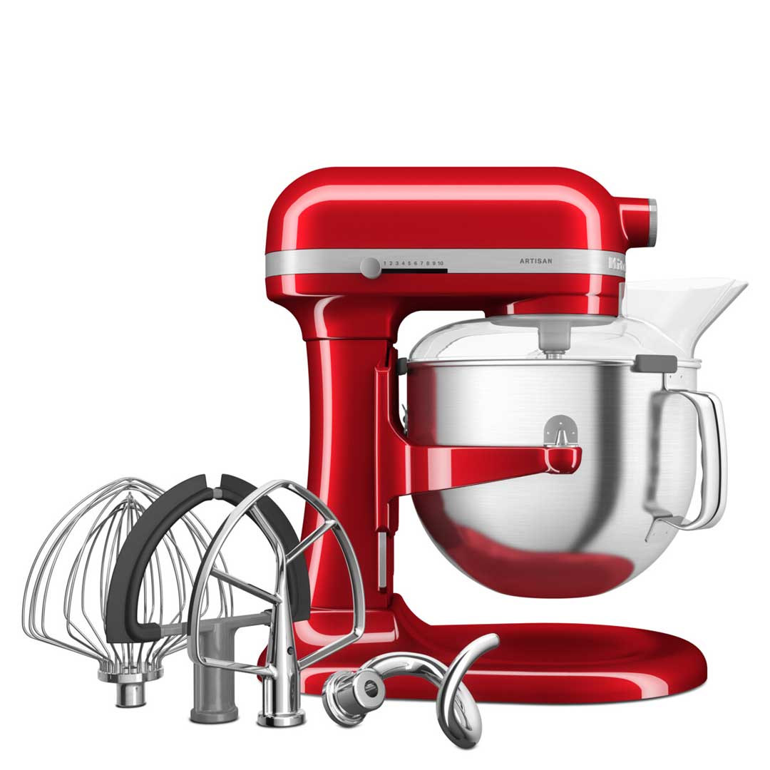 Piros KitchenAid mixer, tartozékokkal előtte.