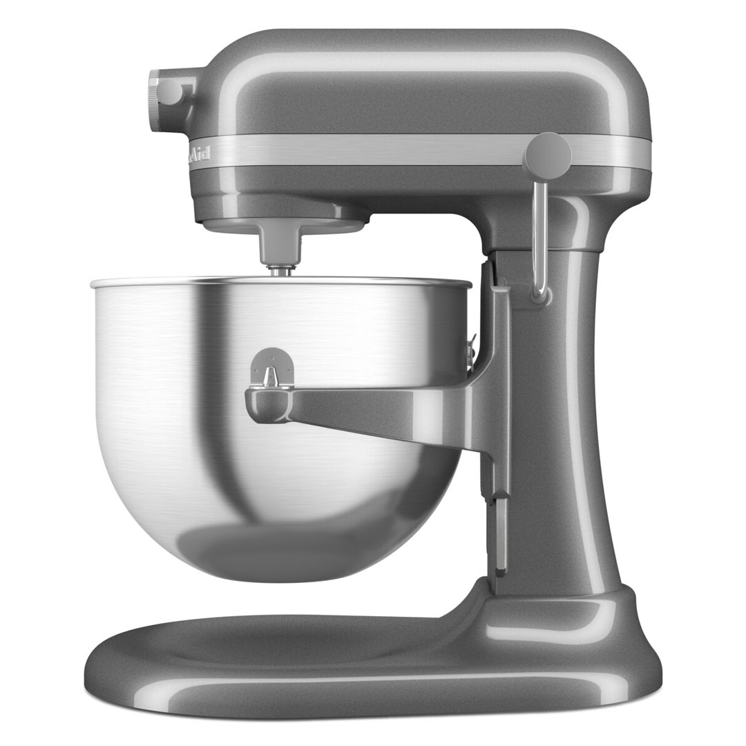 Egy szürke KitchenAid állványos keverőgép fehér háttér előtt, oldalnézetből.
