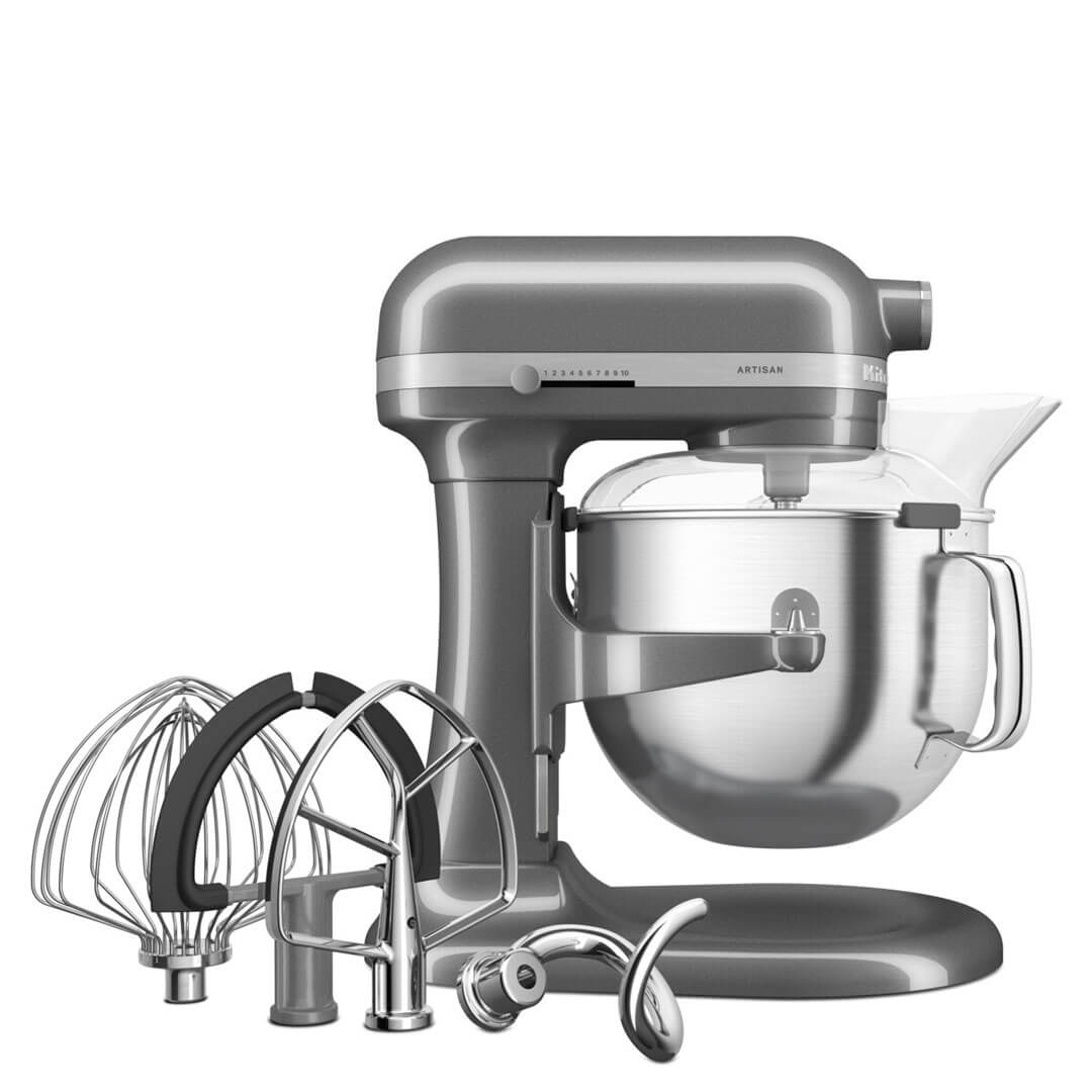 Szürke KitchenAid robotgép tartozékokkal. A robotgép fehér felületen van.
