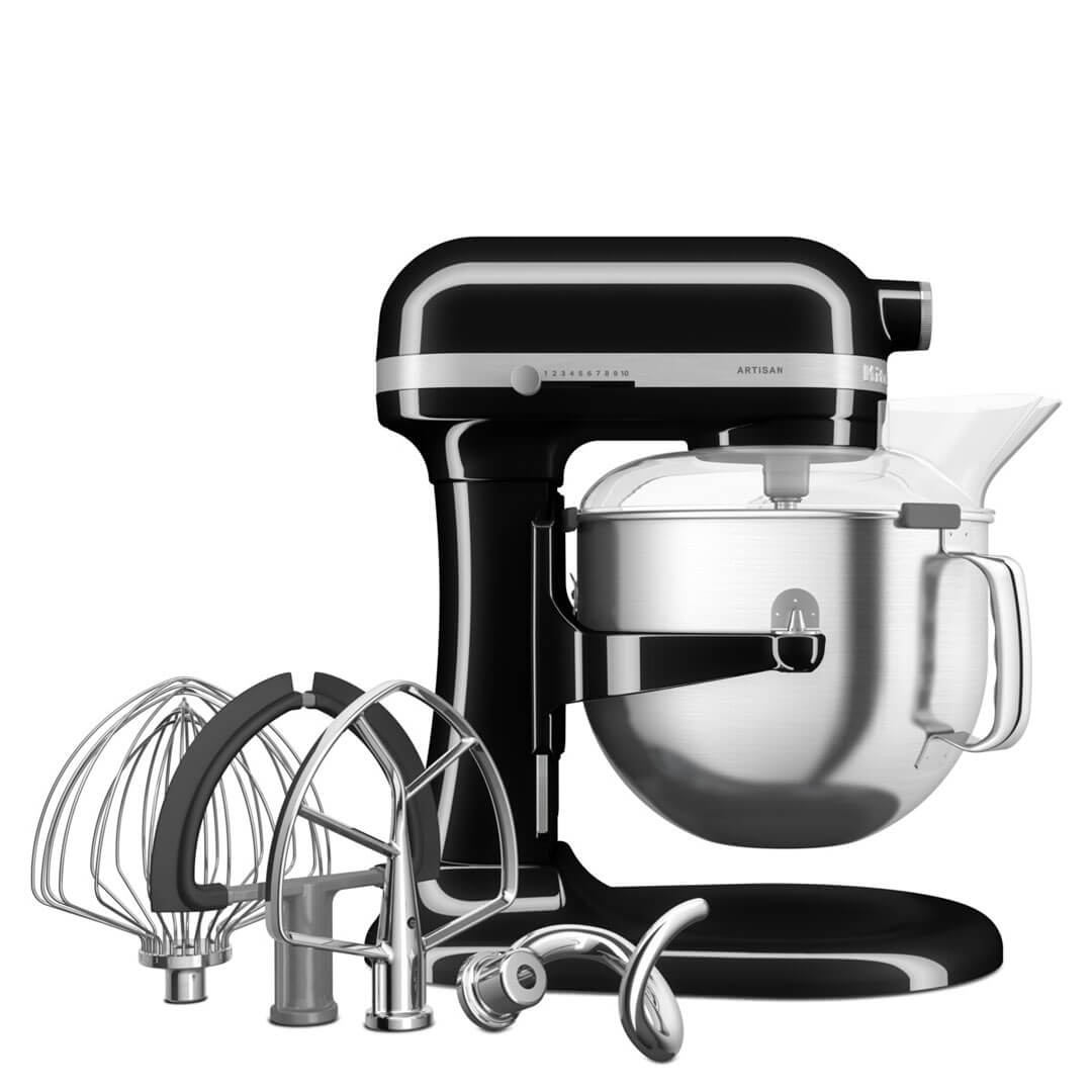 Fekete KitchenAid mixer tartozékokkal, beleértve a habverőt, a dagasztóhorgot és a lapátot.