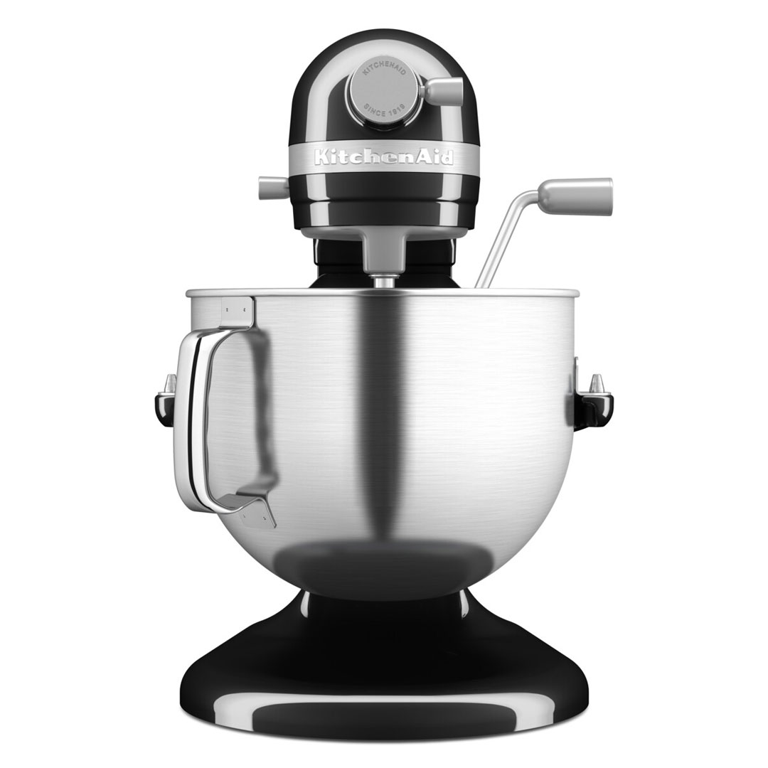 Egy fekete-ezüst KitchenAid állványos mixer. Ezüst tálja van, és fehér háttér előtt áll.
