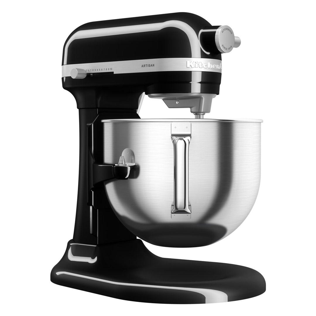 Fekete KitchenAid Artisan robotgép rozsdamentes acél tálal, fehér háttérrel.
