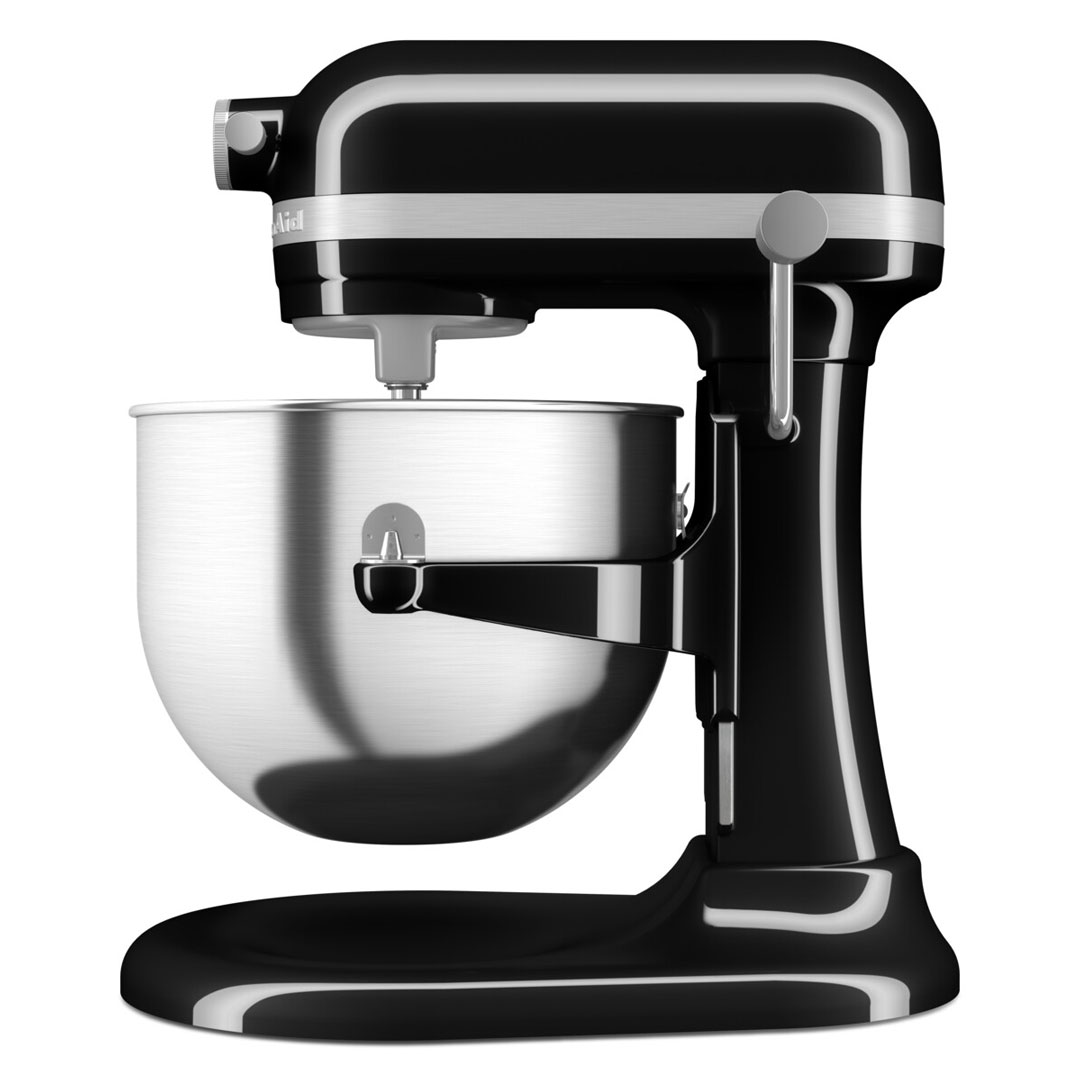Fekete KitchenAid robotgép rozsdamentes acél tállyal. Fehér háttéren van.
