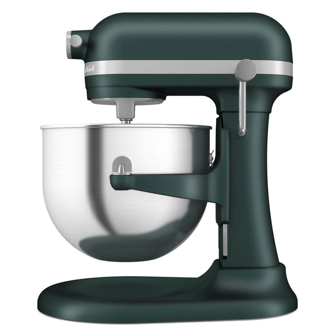 Sötétzöld KitchenAid mixer rozsdamentes acél tálban. Króm részletek. Fehér háttér.