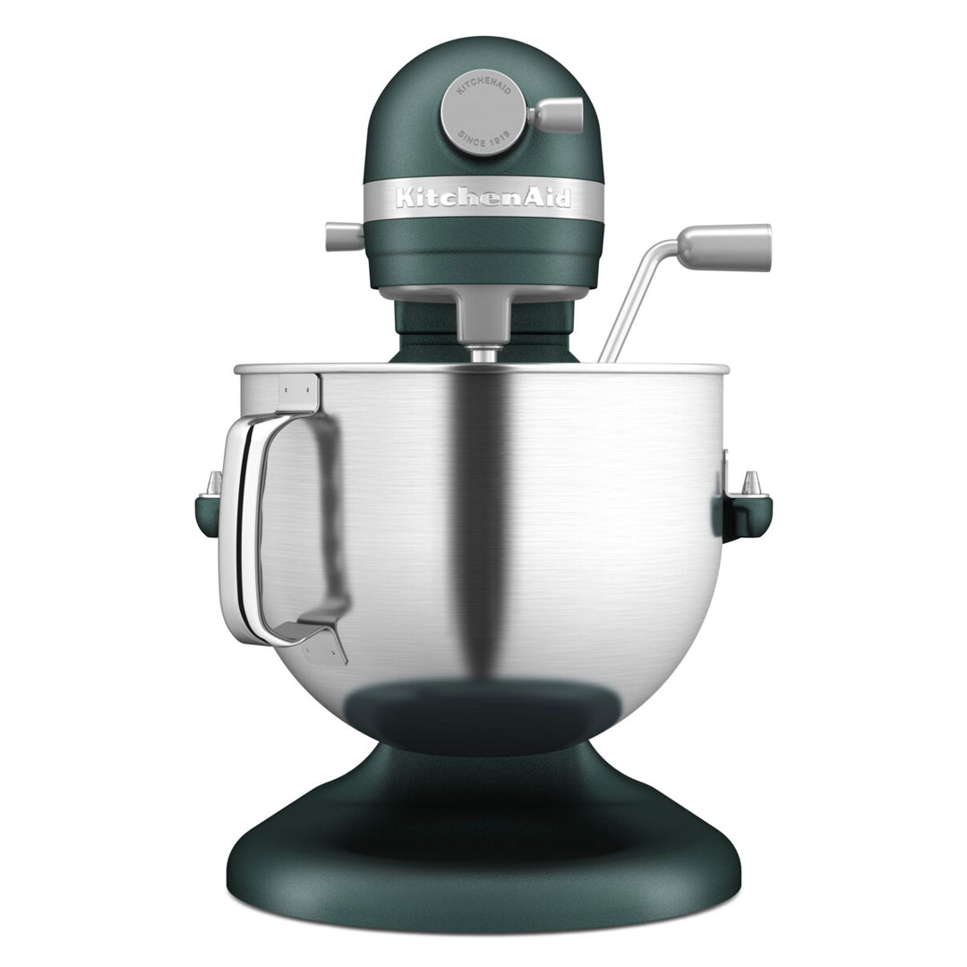 Egy zöld KitchenAid keverőgép fényes acéltállal. Fehér háttéren van.