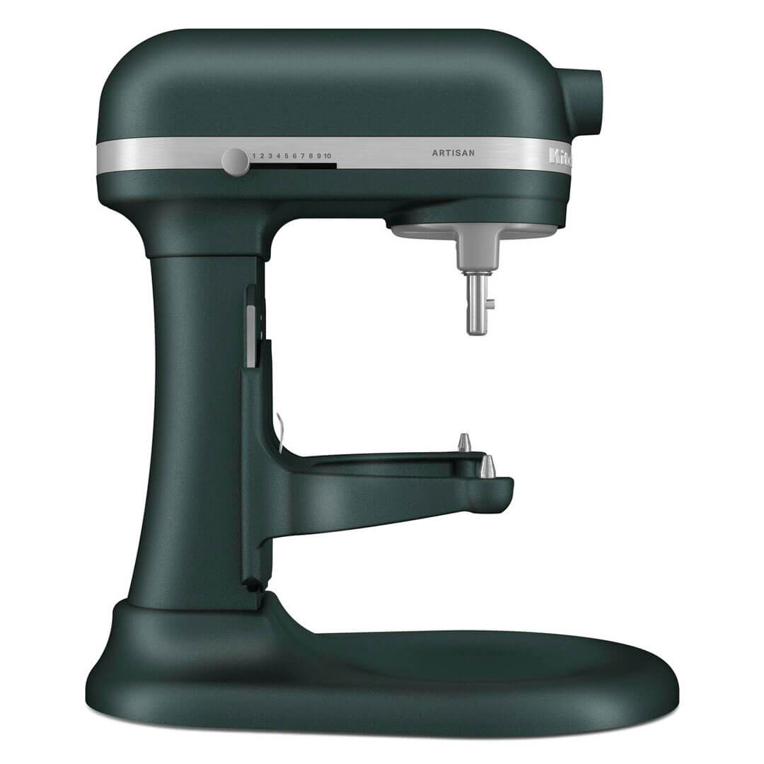 Sötétzöld KitchenAid Artisan mixer. Ezüst sáv számokkal és 'Artisan' felirattal a tetején.