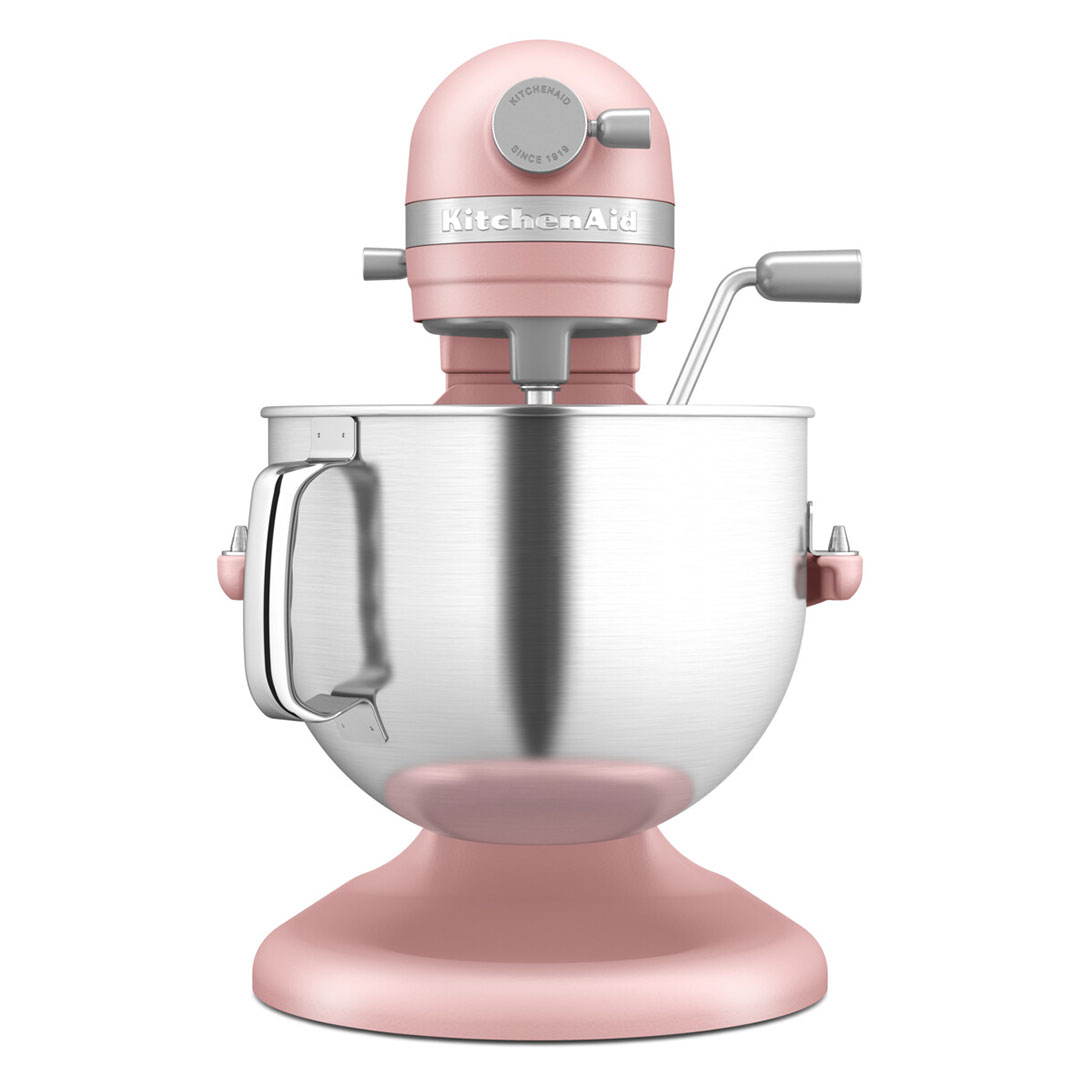 Egy rózsaszín KitchenAid állványos mixer fehér háttérrel.